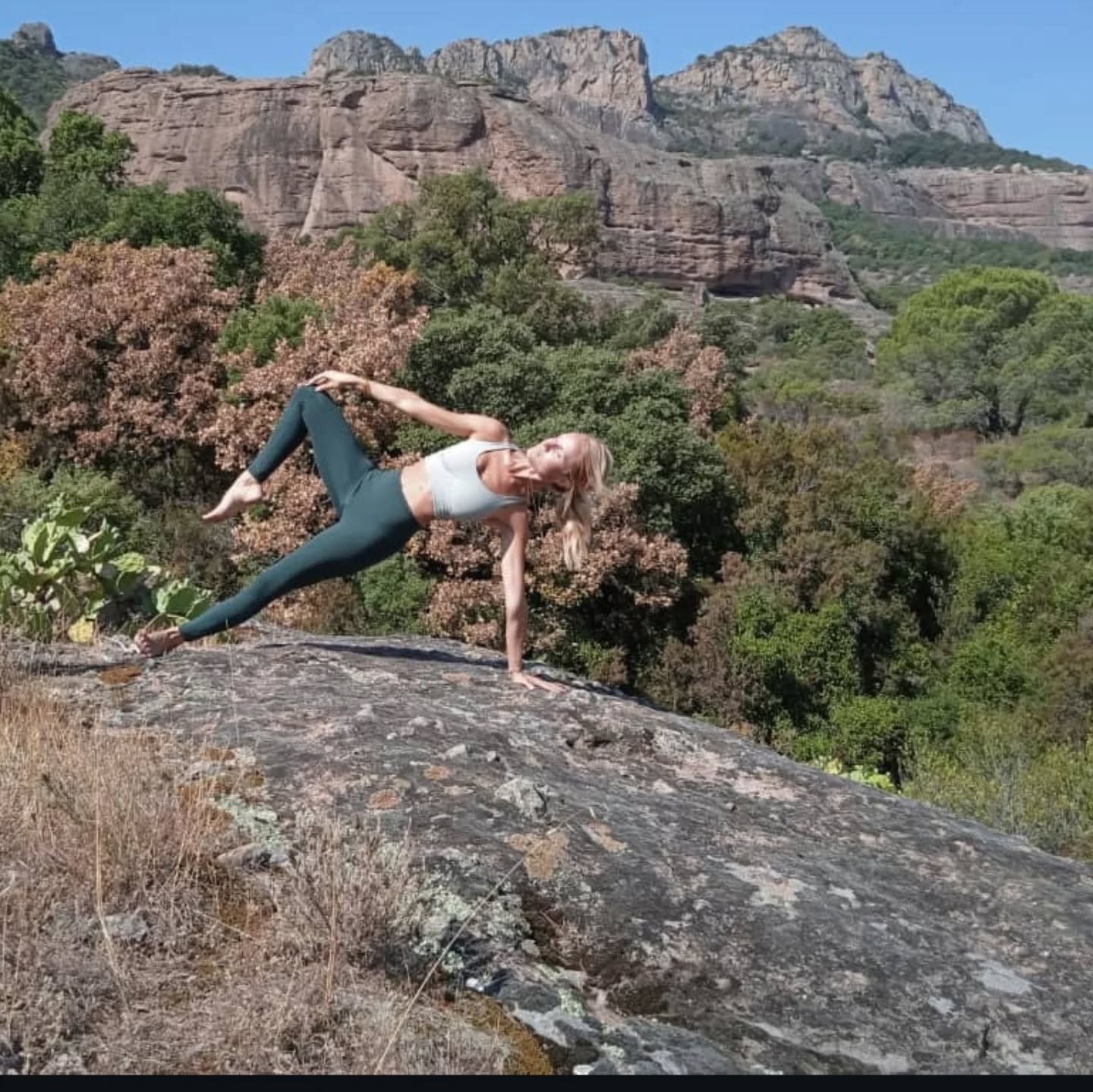 - Vasisthasana -
Manipura flow - la recherche d'un équilibre subtil de l'intensité pour vivre en bonne santé, mais sans s'épuiser.
"L'équilibre, cette alliance de fermeté et d'aisance implique d'être fermement établi dans un espace heureux."
- Patanjali -
#flowyoganancy #manipurachakra #maisonholistique #agni