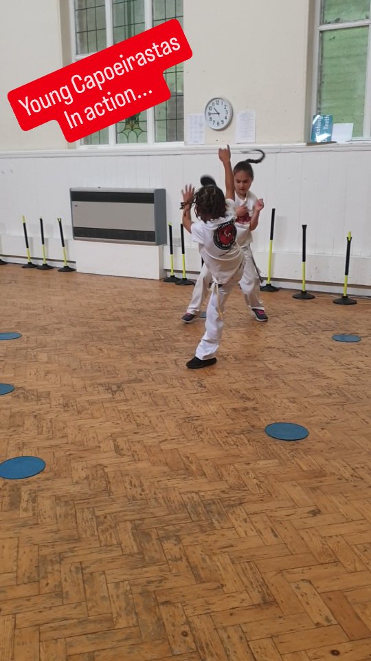 Amazing progression of our junior capoeirastas intermediate class...awarness, rhythm, technique, acro,...and lots of FUN!! This is Capoeira Senzala Sheffield.
#capoeirauk
#capoeirasheffield
#kidsmartialarts
#senzala
#playcapoeira
#capoeirafun
#kidsmovement