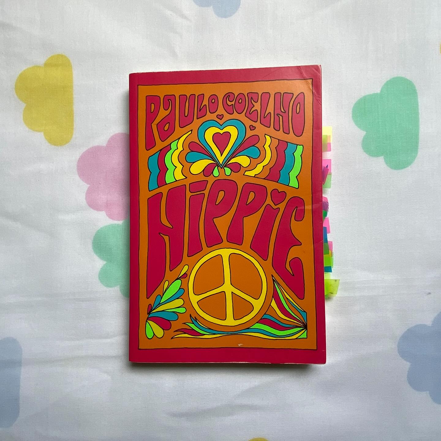 ☮️Quem quer aprender deve começar olhando à sua volta.
☮️Paulo Coelho nos presenteia com “Hippie” o seu livro mais alto autobiográfico até hoje, nos levando para conhecer o jovem Paulo, que sonha em ser escritor e está fugindo da repressão da Ditadura Militar no Brasil, onde ficou preso. Até se juntar ao movimento hippie e fazer uma viagem até o Nepal, atrás do profundo da existência humana. Uma trajetória onde a viagem importa mais que a chegada.
☮️Conhecendo o Paulo do passado, podemos entender como se tornou o grande escritor que é atualmente. Paulo Coelho conta que a sua jornada começa em busca do místico e tenta desvendar a existência humana, procurando um significado para a permanência nessa galáxia que nos é oferecida. Bem, coisa de hippie, não é mesmo?
☮️Embarcando no contexto histórico e político do mundo entre os anos 60 e 70: No Brasil, a Ditadura começou em 1964, e em boa parte da América do Sul também se instalou o Regime de Ditadura Militar entre as décadas de 60, 70 e meados de 80. A ditadura deixou marcas profundas em um país e na sua cultura.
☮️Já no hemisfério norte, mais precisamente nos Estados Unidos da América, nos anos 60, foi crescendo um movimento contracultural da Guerra do Vietnã e vendo um mundo mais alternativo e com a liberdade de todos os seres, o amor livre e o respeito à natureza. Os hippies, esses eram os nomes daqueles que eram contra o sistema e as suas amarras e guerras.
☮️Já na Europa, a ascensão dos pensamentos livres, crescimento da esquerda, popularização do rock n’ roll, construção do muro de Berlim. O mundo tinha um olhar diferente e um ponto de vista distinto do de hoje, em 2025.
☮️Leia a resenha completa no Blog: https://www.aultimaexclamacao.com/post/resenha-hippie-paulo-coelho
#resenha #paulocoelho #hippie #literatura #brasil #ditadura #ditaduranuncamais #literaturabrasileira #ditaduramilitar #hippiebook #books #livros #bookinsta #bookinstagrammer #religião #viagem #editoraparalela #magicbus