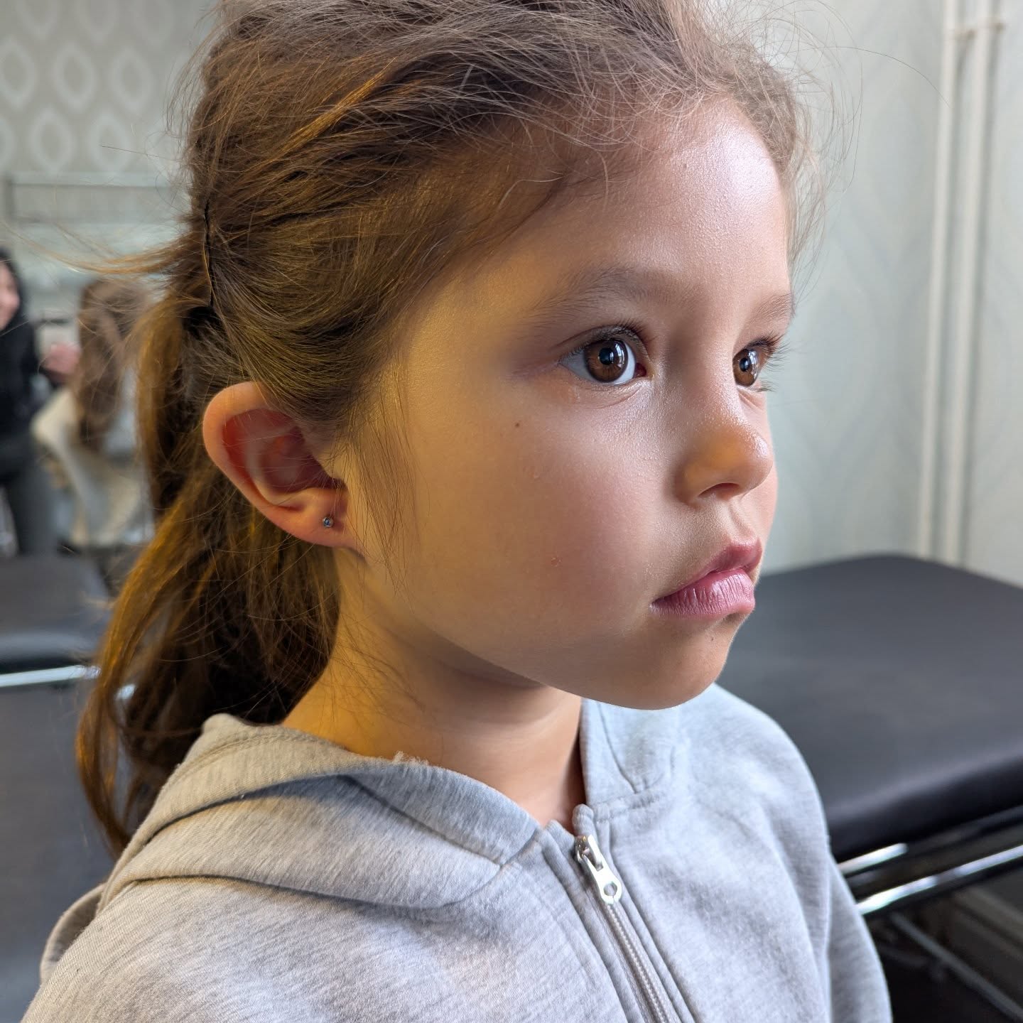 Söta Mila fick hĂ„l i öronen idag . đ
#piercersinceyear2000 by @ulrikaluckabauer
#earpiercing