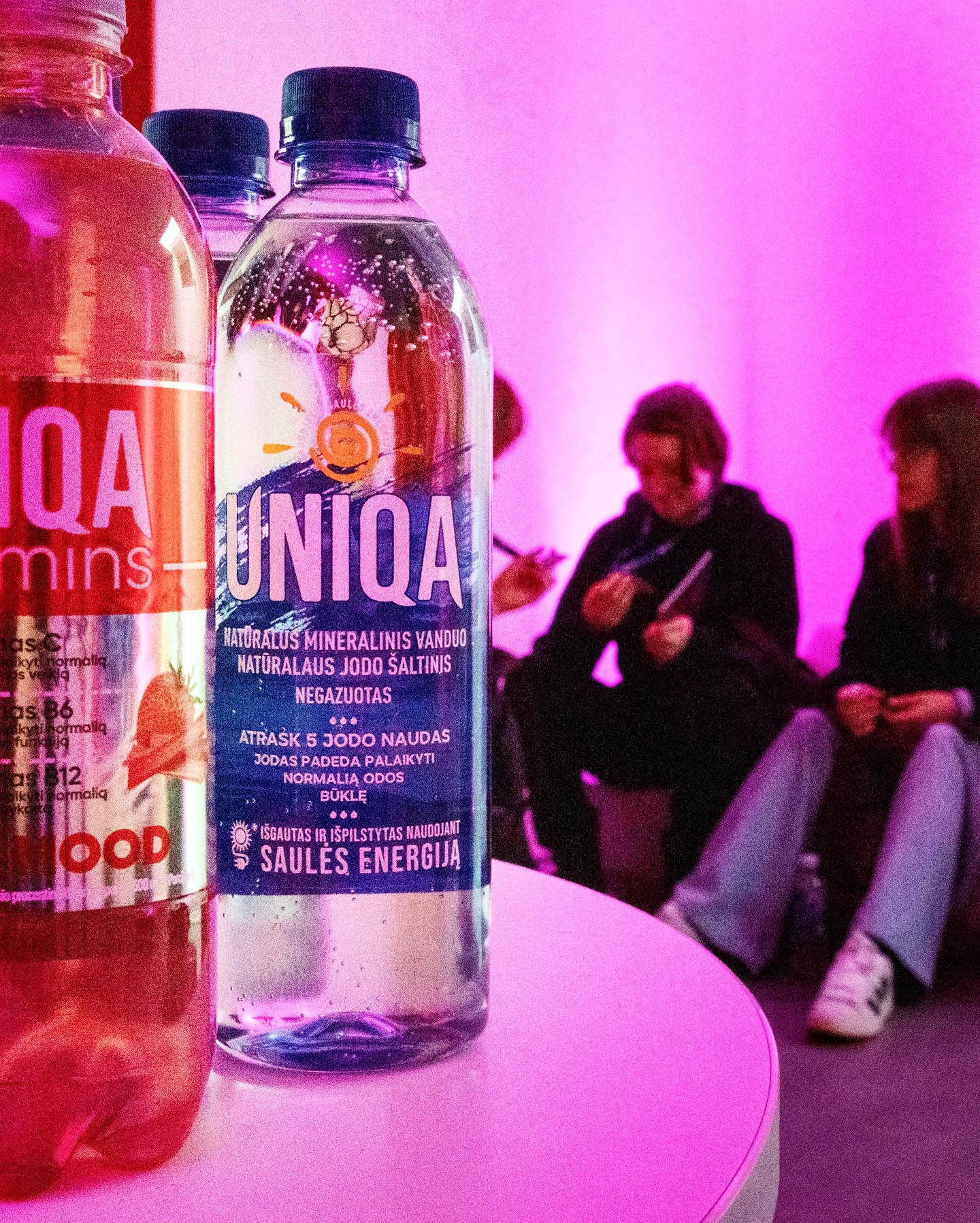 Karštų įspūdžių, emocijų ir gerų pokalbių kupinoje dienoje labai lengva pamiršti pasirūpinti savimi. Todėl šiemet mūsų festivalyje kvietėme visus sustoti trumpai vandens pertraukėlei - atsikvėpti, pabendrauti ir tiesiog atsigerti vandens.
Didelis ačiū @uniqa_lt , kurie pasirūpino, kad Nacionaliniame mokinių kino festivalyje Aurora atsirastų UNIQA vandens pertraukėlės erdvė! Jūsų dėka festivalio dalyviai galėjo trumpam pabėgti nuo šurmulio ir atsigaivinti 💧
#UNIQAvandenspertraukėlė #UNIQAvanduo #reklama