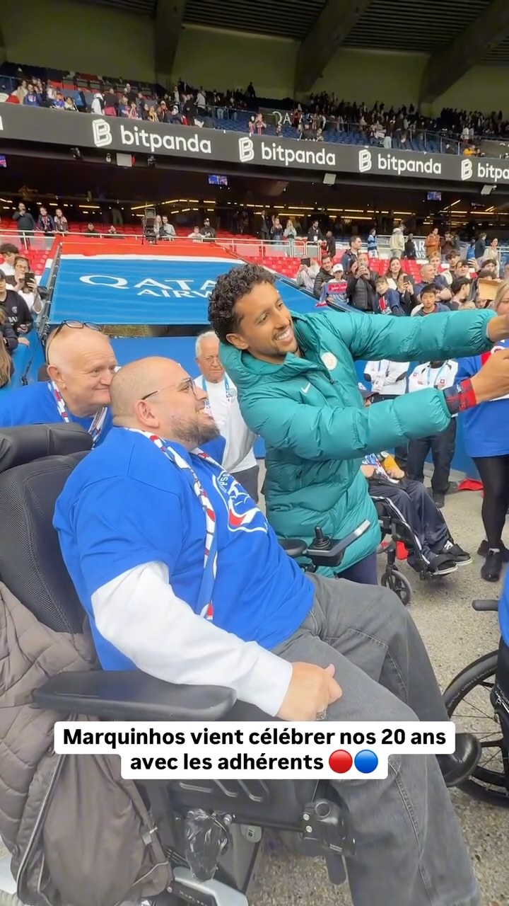 Le capitaine @marquinhosm5 célèbre avec nos adhérents les 20 ans de Handicap PSG #marquinhos #psg