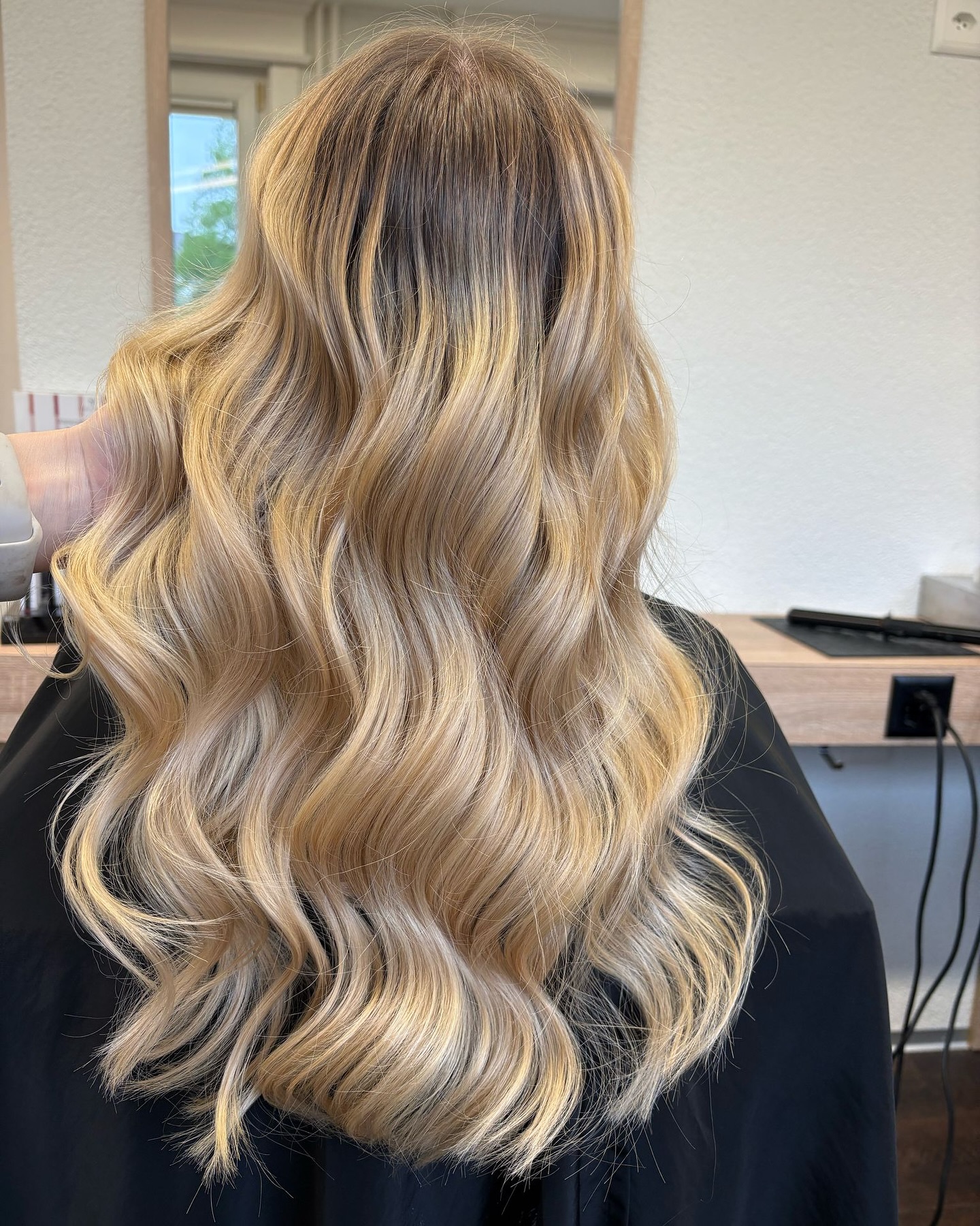 ✨ Verliebt in diesen natürlichen, sonnengeküssten Look! 😍 Balayage ist mehr als nur eine Farbe – es ist eine Kunst, die deinem Haar Dimension und Lebendigkeit verleiht.
Welche Vorteile hat Balayage?
☀️ Natürlicher Übergang: Sanfte, ineinander fließende Farbtöne ohne harte Kanten.
🎨 Individuell: Perfekt auf deinen Hautton und deine Haarstruktur abgestimmt.
🌱 Pflegeleicht: Weniger häufiges Nachfärben am Ansatz nötig.
💫 Mehr Dimension: Verleiht feinem Haar optisch mehr Fülle und Bewegung.
💁♀️ Für jeden Haartyp: Egal ob glatt, gewellt oder lockig – Balayage passt immer!
Bist du bereit für deinen Balayage-Glow-up ?
Artist @aurorashairgallary
Brand @labiosthetiqueparis
#balayage #balayageartists #balayagehighlights #blondhairstyle #sommerhaarfarbe #haircolor #labiosthetique #swisshairdresser #swisshairstylist #schweizercoiffeur #bäretswil