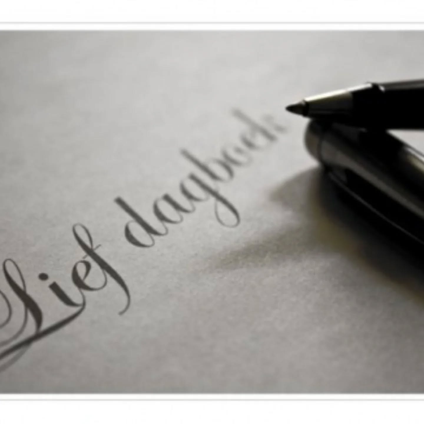 ♡☆ Dagboek van een verloskundige ☆ Drukke tijden ☆♡
In de avond ga ik de dienst in (we werken van 22u tot 22u) en dan is het rustig. Ik heb net CenteringPregnancy gehad en het lukt me dan niet om direct te gaan slapen. Nog even een serie kijken en dan naar bed is het plan. Zodra die uitgezet wordt gaat de telefoon. Iemand die prematuur ineens veel vocht- en bloedverlies heeft. Geen buikpijn, de baby beweegt gelukkig goed en het bloeden stopt, maar ik haast me die kant op...
Benieuwd naar de rest? Bekijk het op ons Facebookaccount
#dagboek #verloskundige #druk #geboorte #baby #meisjesdag #bevalling #snel #zorg #klaarstaan # hulp #reinierdegraaf #thuis #Maassluis #Maasland #Vlaardingen #visite #kraamvisite #kraamzorg #borstvoeding #paraat