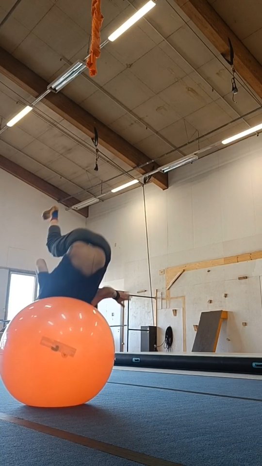 Kukko Kiekuu on lämpätty ja valmiina ens viikon lastenkoti-keikoille, kiitos @turkukaupunki projektiavustuksen! 💥🐓🐷
Yllä vastaus mitä saa kun yhdistää bäkkärit, jumppapallon ja flipperin. 😆🤸
Kiitos treenitilasta @parkourakatemiaturku 🙏