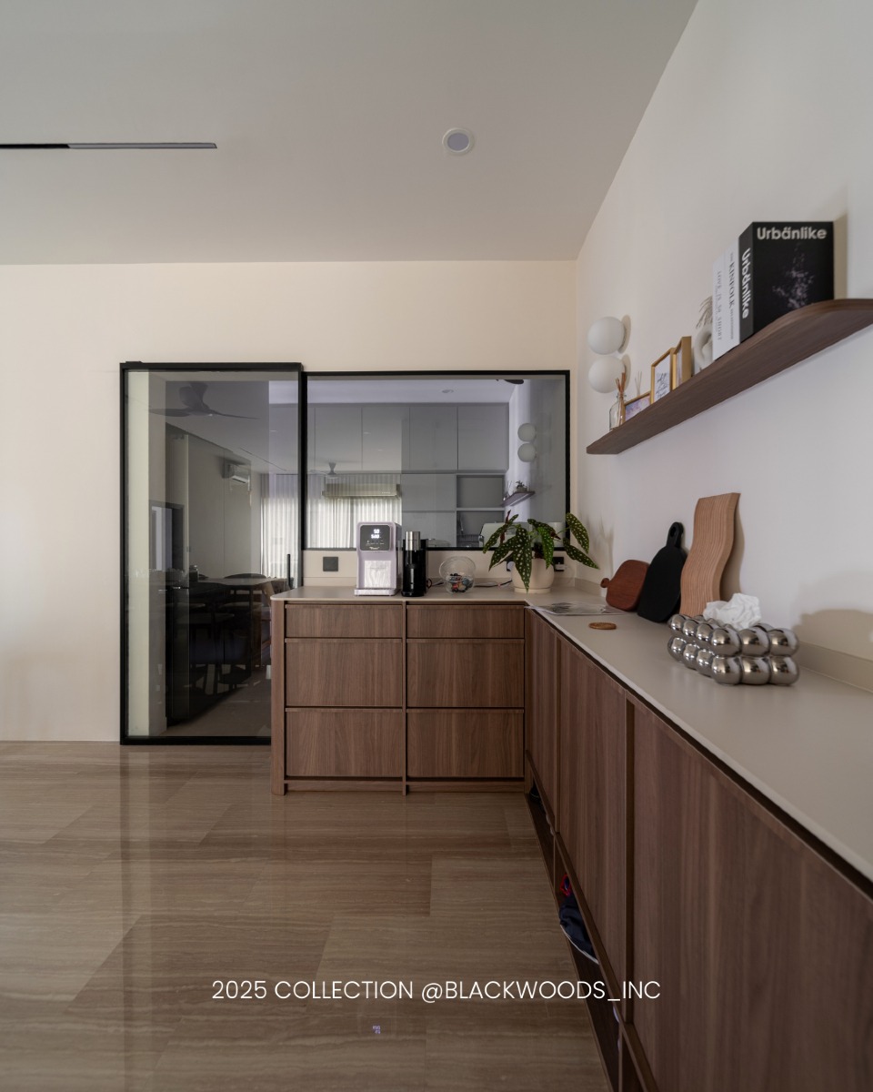 A coffee nook is perfect for having guests over for casual talks. You don't need a long walk to the kitchen just to make your cup of joe. Swipe to the left to open the glass door.
#blackwoodsinterior #blackwoods #blackwoodsinc #homedecor #interiordesign #interiorstyling #reno #sginterior #sginteriordesign #home #homedesign #homedecoration #styling #renovation #renovationsg #minimalist #minimalisthome #inspiration