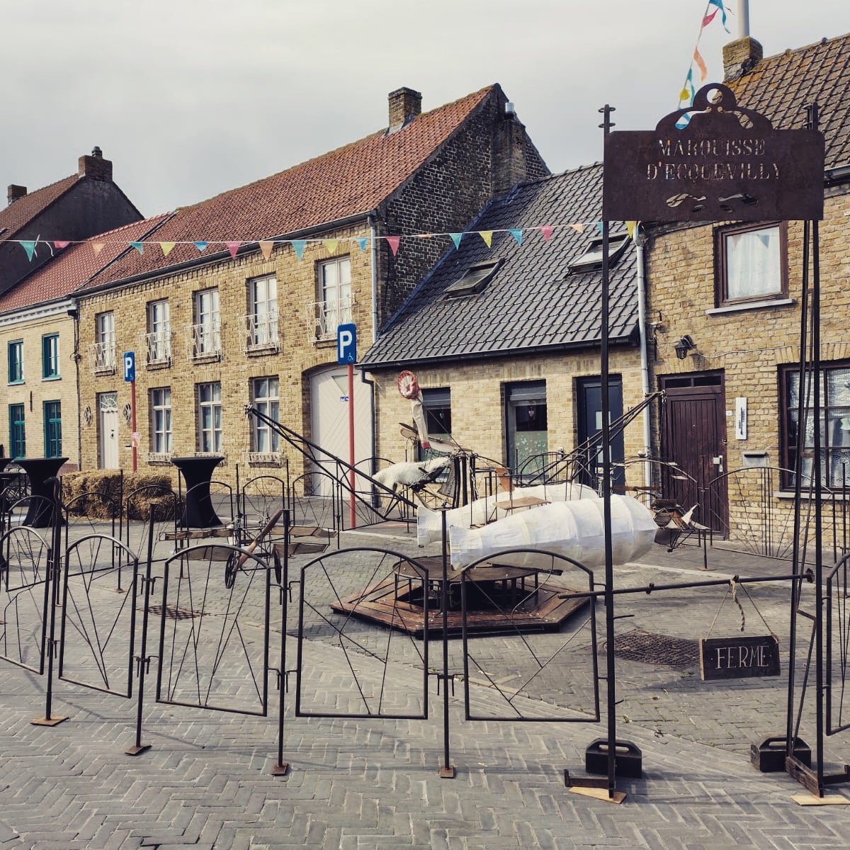 Vandaag is het Wereldcircusdag, nooit genoeg aandacht voor de circuskunsten, toch? 😊. Waar De Machienerie vandaag deze dag viert? @roxanemalouineronot en @retroculture spelen met Marquisse d'Ecquevilly (de molen voor de allerkleinsten) in Houtem. @janssens__maarten81 en @jeroendesad zijn bij @latitude_50 ons nieuwste project aan het pitchen bij professionals @Pechakucha. Stay tuned voor meer info over deze nieuwe voorstelling. Succes allemaal! ❤️