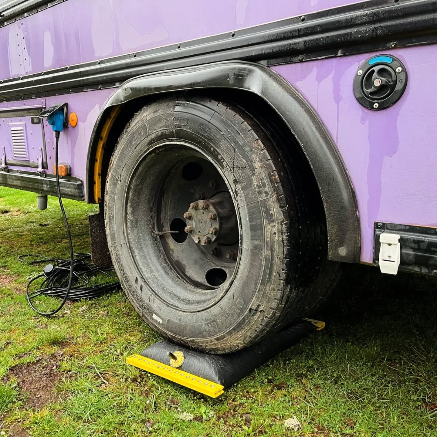 I always struggled with how I can level my 10 ton skoolie in an easy way... then I found this airlift cushion for twin tires and I'm more than stoked 🙌
.
#emukairlift
#skoolie
#bestsolutions
#vanlife