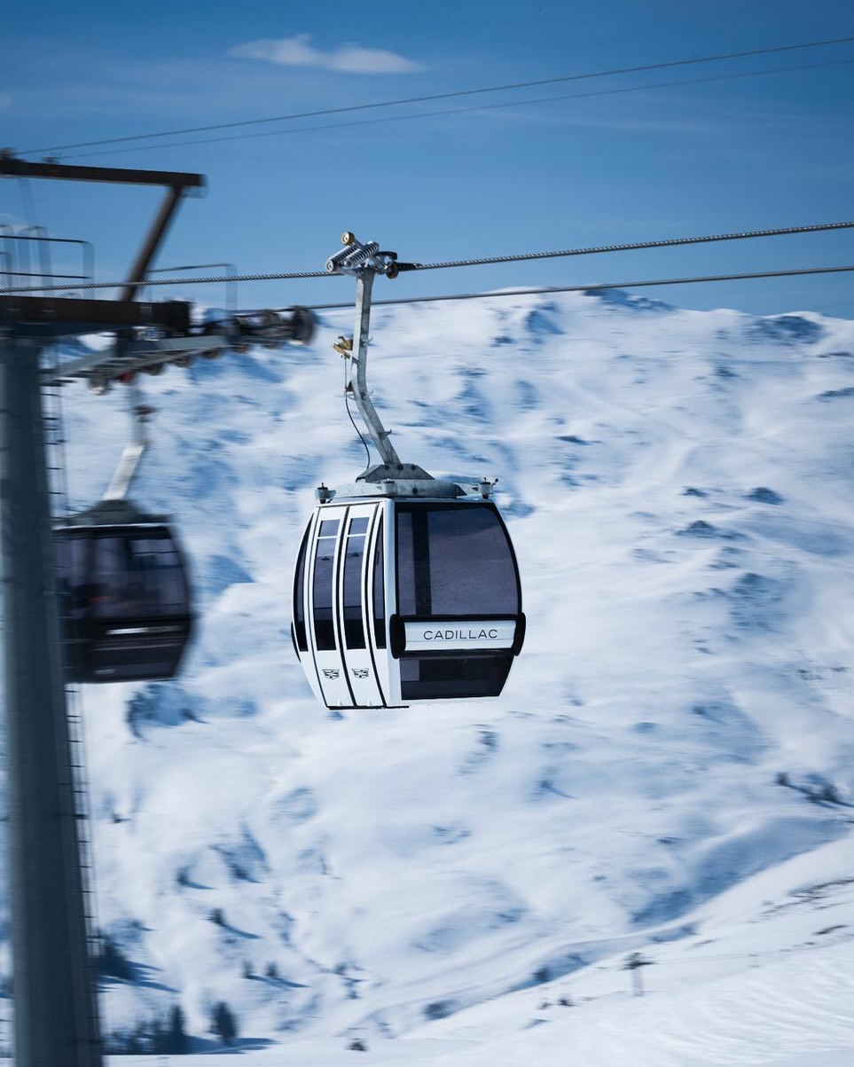 Laax became Cadillac’s winter playground. ❄️
A sleek presence across the slopes,
a bold statement in the snow.
It was a brand experience in motion. Bold, clean, and unforgettable.
#oohadvertising