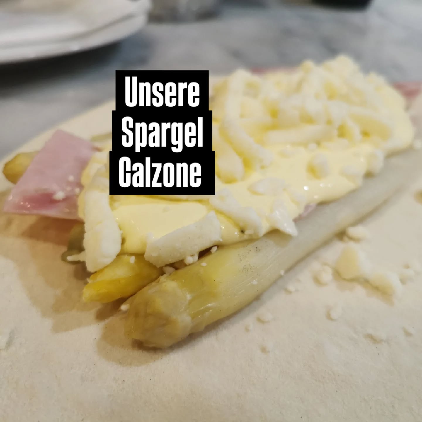 Nach großen Nachfragen haben wir wieder
Unsere Calzone mit spargel sosse Hollandaise
Hinterschinken fior di latte. 10.90€
Bestellbar im online Shop oder telefonisch.