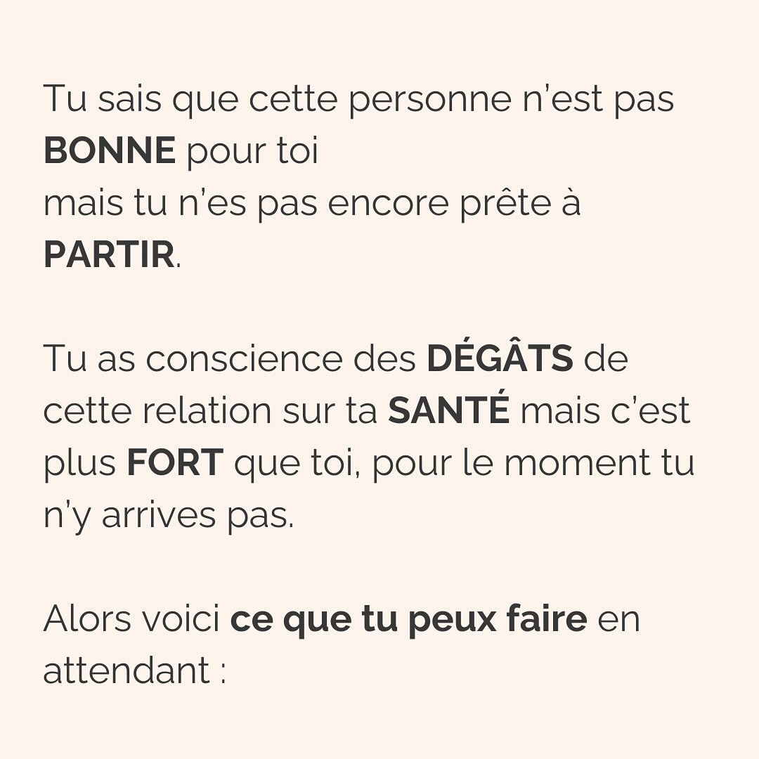 Ce travail d’amour de toi, d’acceptation de tes émotions, ne s’arrêtent pas une fois que tu as réussi à partir.
Parce qu’après peuvent venir les regrets, les doutes, le manque.
Et tout ça aussi fait partie du processus.
Plus on passe de temps dans une relation qui nous détruit, plus on se demande si on a fait le bon choix, une fois partie.
Cette réponse-là, du bon choix ou pas, tu la connais déjà. Aucune thérapie ou coaching ne peut t’offrir ça. Parce que tu as déjà toutes les ressources en toi, et que tu sais mieux que personne ce qui est bon pour toi.
La thérapie n’intervient que pour te guider vers un chemin que tu n’arrives pas à emprunter seule. Parce que c’est trop dur, parce que ça fait peur. Et même, parfois, parce que ça fait mal.
Mais savoir si tu as fait ou non le bon choix de quitter une relation qui te faisait du mal, rien ni personne ne pourra jamais le décider à ta place.
———————————————————————————
Je suis Emilie, thérapeute & coach diplômée spécialisée dans la dépendance affective.
J’aide les femmes qui souffrent de schémas toxiques répétitifs à aimer sereinement et librement, sans plus jamais s’oublier.
Je les accompagne pour qu’elles puissent passer de la théorie à la pratique. Avoir des prises de conscience c’est bien, voir des changements concrets dans sa vie, c’est mieux.
Passons 30 min ensemble pour apprendre à nous connaître ! Rdv dans mon lien en bio pour accéder à mon agenda ou sur mon site : Emilie-leduc.com
#dependanceaffective #manipulation#relationtoxique#addiction#dependance#peurs#blessuredabandon#rupture#couple#hypersensibilité #emotions #gestionemotions #hypersensibles #abandon #perversnarcissique #depression #blessuredelame #selflove #amourdesoi #tinder#date#rencontre #angoisse#solitude #lovecoach #pn #devperso #amourdesoi