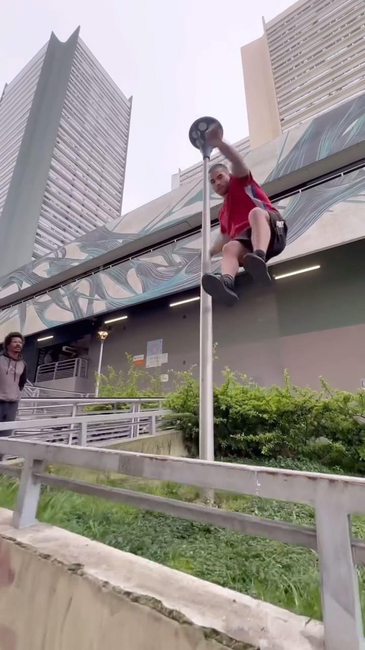 Les entraînements, c’est aussi ça.
Des moments partagés avec les copains, où on rigole, on se chambre… mais toujours avec bienveillance.
C’est ce genre d’ambiance qui fait qu’on relativise, même quand on enchaîne les échecs — et dans ce sport, ça arrive souvent.
Rire un peu, rater beaucoup, progresser ensemble.
C’est quoi pour vous la meilleure ambiance pour un bon training ?
⸻
#Parkour #Freerun #ArtDuDéplacement
#TrainingVibes #ParkourLife #ParkourCrew
#ProgressTogether #FailBetter #KeepTraining
#FunAndFocus #MovementCulture #TrainHardHaveFun
#ParkourCommunity #ChillSession #HumilityAndGrowth