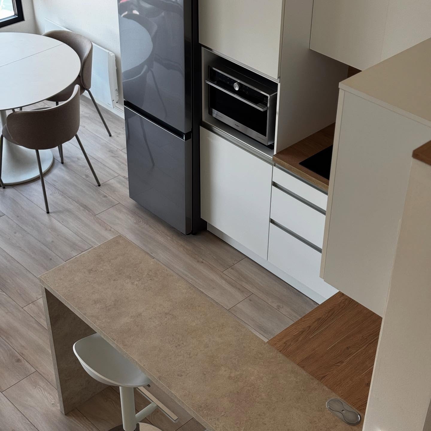 Élégance & vue imprenable à Deauville
Découvrez ce sublime appartement de 65m², entièrement rénové en 2025, avec une vue panoramique sur le port et la mer.
A deux pas des planches et de la plage.
Confort haut de gamme, literie queen size, salle de bain moderne, salon d’hiver cosy…
Un intérieur raffiné pensé pour le confort et la détente
N’attendez plus pour réserver :
https://www.airbnb.com/l/Zd0muBpY
https://www.booking.com/Share-kD9pyc
#deauville #portdeauville #normandie #cotefleurie #airbnb #maisonklam