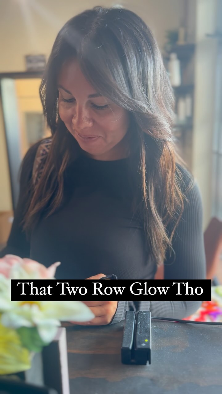 Root retouch, maintenance trim on her natural hair and top it all off with a “Two row Glow” of hand tied extensions. Chef’s kiss for Cristina 🤌🏼#thelabclermont #clermontsalon #extensions #lakelifeisthebestlife #glow #clermont
@bellamihair