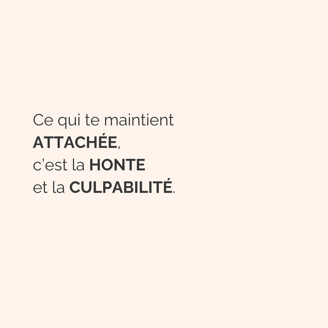 Ce travail d’amour de toi, d’acceptation de tes émotions, ne s’arrêtent pas une fois que tu as réussi à partir.
Parce qu’après peuvent venir les regrets, les doutes, le manque.
Et tout ça aussi fait partie du processus.
Plus on passe de temps dans une relation qui nous détruit, plus on se demande si on a fait le bon choix, une fois partie.
Cette réponse-là, du bon choix ou pas, tu la connais déjà. Aucune thérapie ou coaching ne peut t’offrir ça. Parce que tu as déjà toutes les ressources en toi, et que tu sais mieux que personne ce qui est bon pour toi.
La thérapie n’intervient que pour te guider vers un chemin que tu n’arrives pas à emprunter seule. Parce que c’est trop dur, parce que ça fait peur. Et même, parfois, parce que ça fait mal.
Mais savoir si tu as fait ou non le bon choix de quitter une relation qui te faisait du mal, rien ni personne ne pourra jamais le décider à ta place.
———————————————————————————
Je suis Emilie, thérapeute & coach diplômée spécialisée dans la dépendance affective.
J’aide les femmes qui souffrent de schémas toxiques répétitifs à aimer sereinement et librement, sans plus jamais s’oublier.
Je les accompagne pour qu’elles puissent passer de la théorie à la pratique. Avoir des prises de conscience c’est bien, voir des changements concrets dans sa vie, c’est mieux.
Passons 30 min ensemble pour apprendre à nous connaître ! Rdv dans mon lien en bio pour accéder à mon agenda ou sur mon site : Emilie-leduc.com
#dependanceaffective #manipulation#relationtoxique#addiction#dependance#peurs#blessuredabandon#rupture#couple#hypersensibilité #emotions #gestionemotions #hypersensibles #abandon #perversnarcissique #depression #blessuredelame #selflove #amourdesoi #tinder#date#rencontre #angoisse#solitude #lovecoach #pn #devperso #amourdesoi
