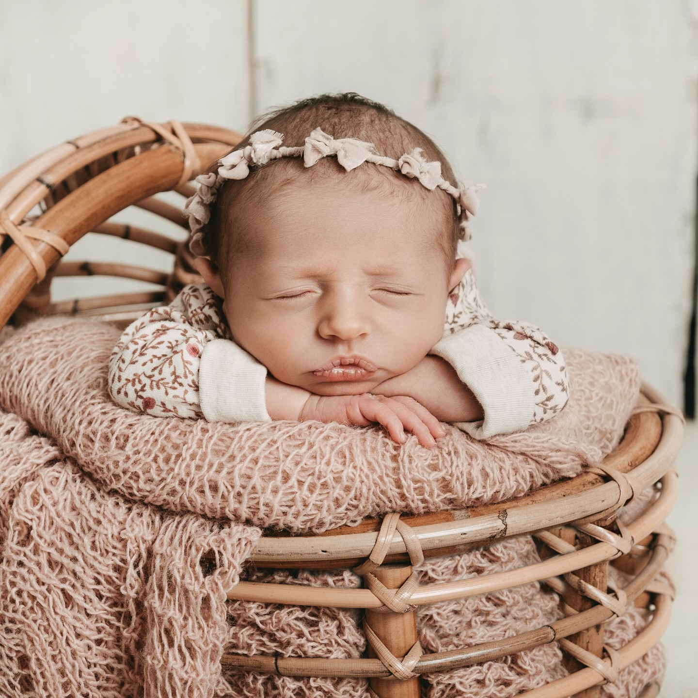 Ein Foto ist mehr als nur ein Bild – es ist ein Moment voller Liebe, der für immer bleibt.
In der Babyfotografie geht es nicht nur darum, süße Bilder zu machen, sondern darum, die ersten, unwiederbringlichen Augenblicke eures kleinen Wunders für die Ewigkeit festzuhalten.
Lasst uns gemeinsam Erinnerungen schaffen, die ihr noch in vielen Jahren mit einem Lächeln betrachten werdet 🧡 #fotografineschweiler #babyfotos #newbornfotografie #neugeborenenshooting #kinderfotografie #fotografin #eschweiler #alsdorf #stolberg #aachen #würselen #babyfotos #babyfotoseschweiler #newbornfotoseschweiler #neugeborene