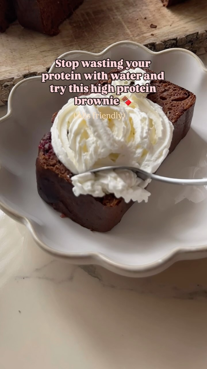 With ingredients you have at home 😍
2 ripe bananas
3 eggs
2 tsps Sugarfree maple syrup
1 tsp bakingpowder
2 tsps peanutbutter
1 portion chocolate protein powder
3 tsps cacao powder
1 cup flour
1/2 cup frozen raspberries
Mix well and bake in oven (fan forced) 200c for 40min ✨
The brownie contains almost 60g of protein 💕
#highproteinbaking #highproteinbrownie #highproteinrecipes #bakinghealthy