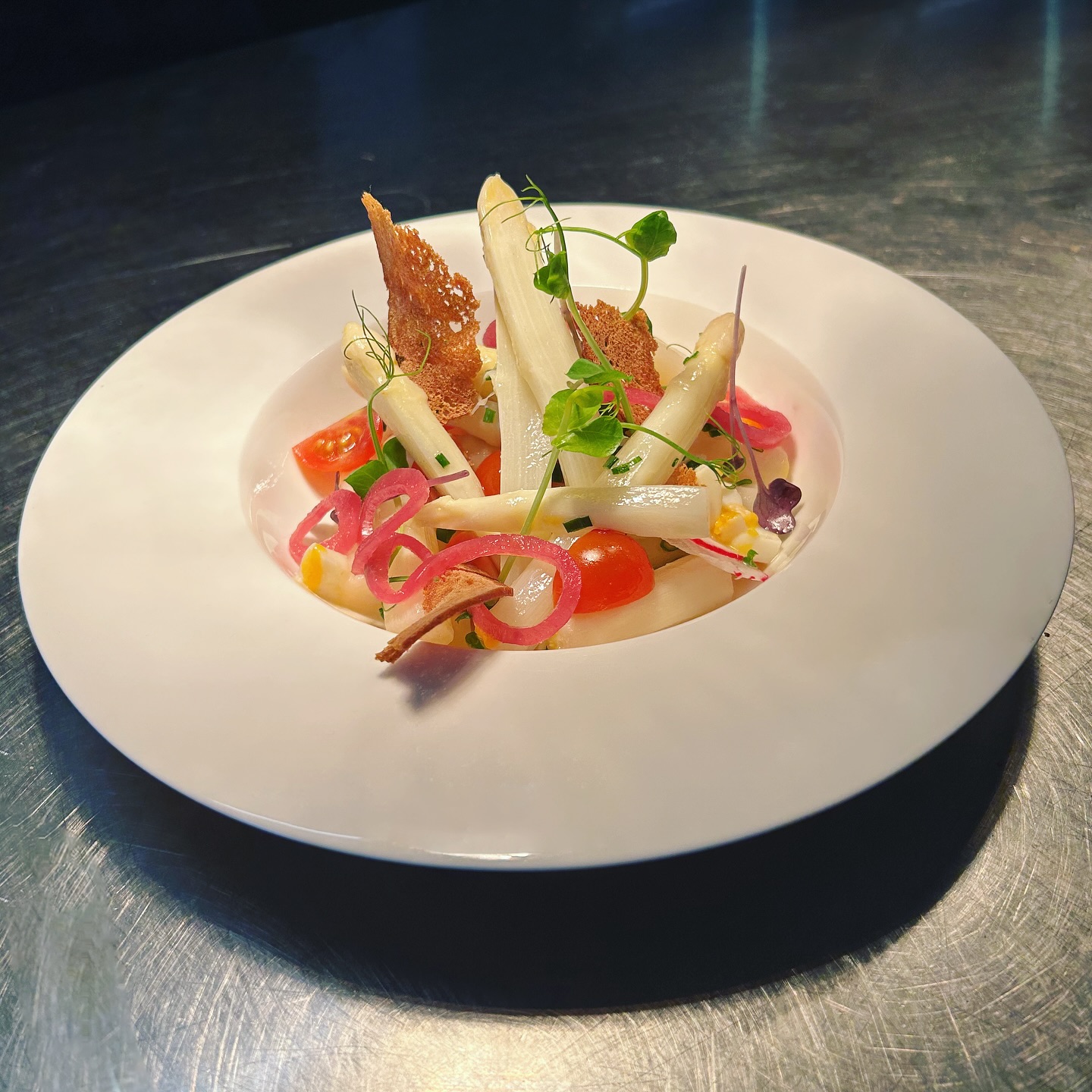 Die Spargel-Saison beginnt nun auch bei uns 😍 Unsere Gäste verwöhnen wir mit frischem & regionalem Spargel vom Hof Barthel aus Grünsfeld. Ab morgen starten wir dann mit unserer neuen Speisekarte in die Osterzeit. 📔 Anbei unser Spargelsalat als kleiner Vorgeschmack 😋
#frischerspargel #regionaleprodukte #spargelzeit #neuespeisekarte #osterzeit #bestenheiderstuben #wertheim