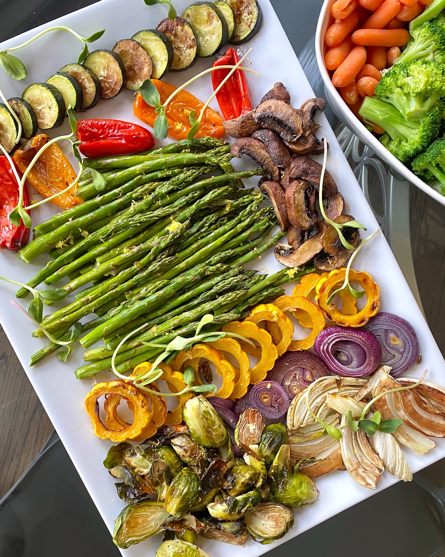 I believe that every buffet table needs a vibrant veggie platter to add a pop of colour, a burst of flavour and it also brings a perfect balance to all of the other dishes. Swipe to see two versions that I made this weekend.
#vegtables #veggieplatter #passoverrecipes #registereddietitian #foodstylingandphotography #foodiesofig