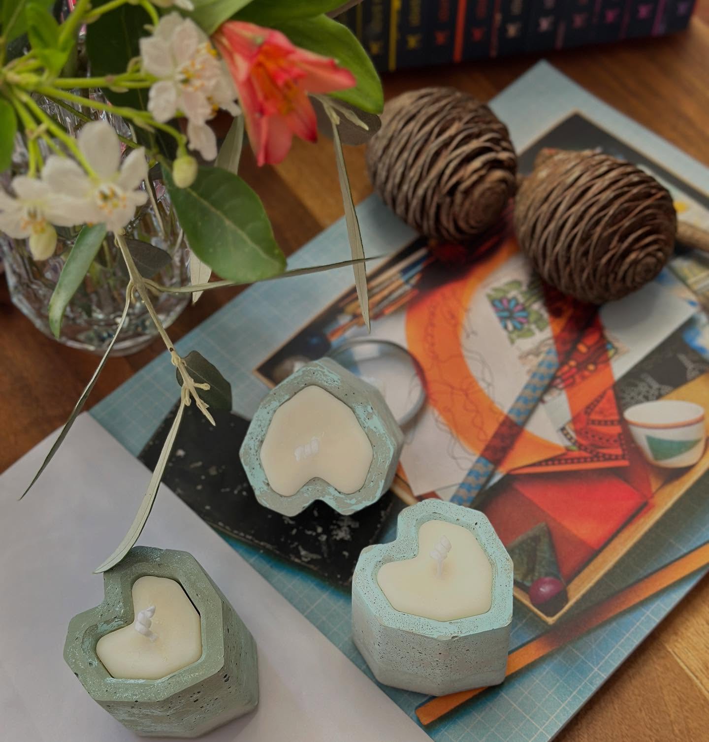 Les 3 Petits Cœurs.
Pour montrer tout l’amour que Cédric met dans ses créations!
#bougie #candle #handmade #paris #france #beton #unique