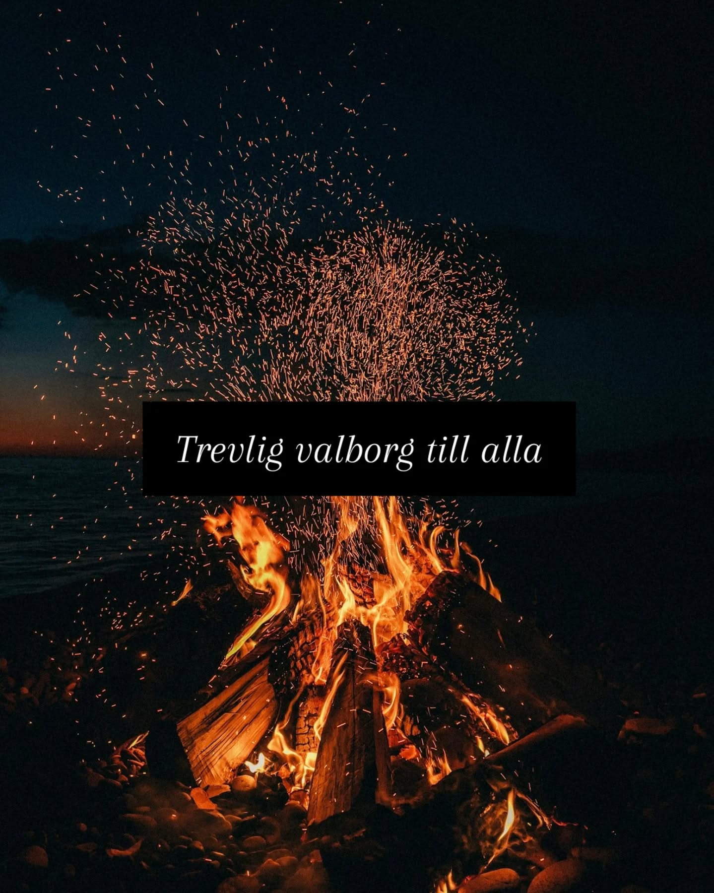 När majbrasorna tänds och vi sjunger in våren så påminns vi om ljusets kraft i mörkret. I Bibeln står det: "Ljuset lyser i mörkret, och mörkret har inte övervunnit det." (Joh 1:5)
Låt kvällens eld påminna dig om hoppet, förnyelsen och Guds närvaro. Precis som naturen vaknar till liv, får också vi – med Gud – erfara en ny början och kraft att växa vidare.