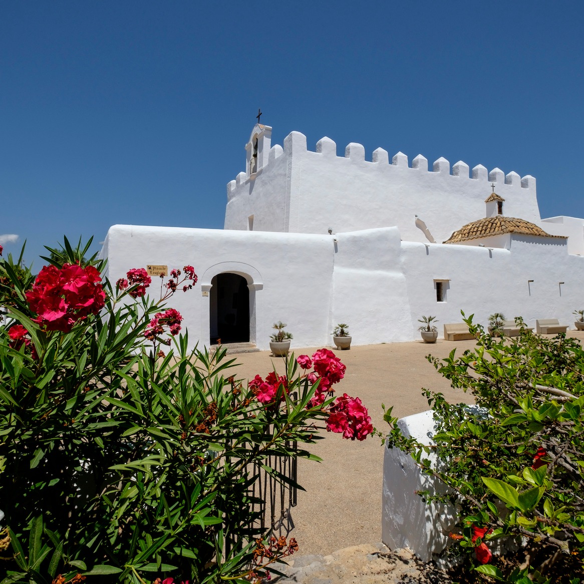 📚🐉✨ SANT JORDI FESTIVAL 2025 ✨🐉📚
On 23 April, the charming village of Sant Jordi de ses Salines bursts to life in honour of its legendary patron, Sant Jordi (St. George)—yes, the dragon-slaying hero 🐲💪
Expect folk dancing, local eats, storytelling, parades, concerts, and even a Correfoc fire run 🔥🔥 It's a beautiful blend of Ibiza’s heritage, family fun, and late-night rhythm that brings locals and visitors together.
Highlights include:
🎭 Children's theatre & workshops
🎶 Live music from Marc Cuevas, Ressonadors, DJ Ramones & more
🌸 Open-air flower & book stalls
⚽ A legendary football match
🔥 Night-time drumming & dancing
🌍 A folklore festival
🚴♀️ Hikes, Nordic walks, bike gymkhanas & more!
🌟 Whether you're in it for the culture, the community, or the concerts, this is a must-experience festival on the White Isle.
📖 Read the full guide now, tap the link in bio!
#SantJordi2025 #IbizaFestivals #SantJordiDeSesSalines #IbizaEvents #FamilyFun #StGeorgesDay #IbizaSpring #VisitIbiza #IbizaTradition #IbizaGuide #BalearicBeats #IbizaNews #IbizaMagazine #Ibiza