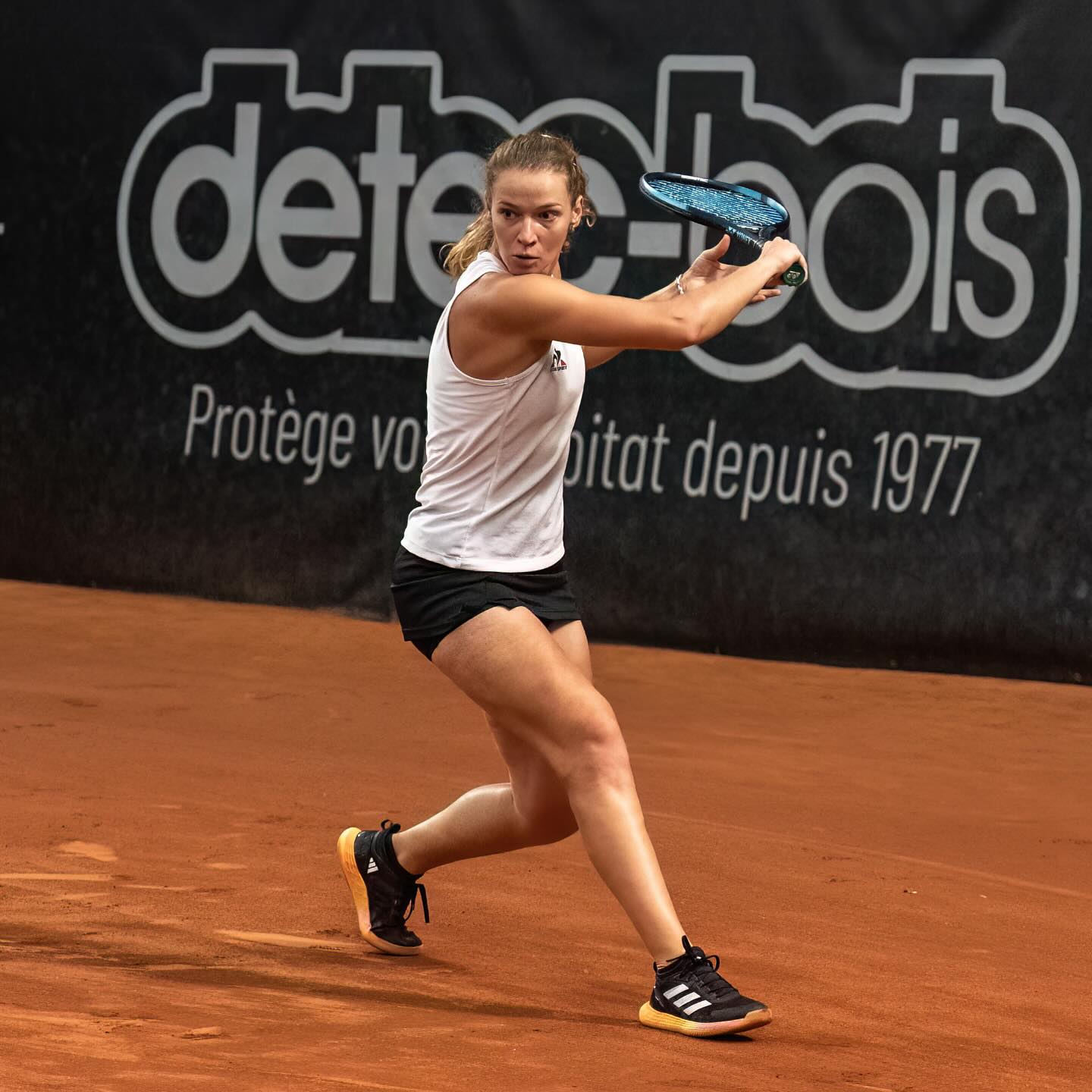 🏆 Bravo Jessika Ponchet ! 🏆
Nous sommes extrêmement fiers de notre joueuse Jessika Ponchet, pour son magnifique parcours au tournoi WTA 250 de Rouen ! 🎾
Jessika a encore démontré sa grande détermination en atteignant les quarts de finale du tournoi. Malgré une défaite contre Elena-Gabriela Ruse, Jessika a montré un jeu impressionnant et une combativité exemplaire. 💪
Son parcours :
Premier tour : Victoire contre Rouvroy (6-2, 6-4)
Deuxième tour : Victoire contre Ferro (7-6, 6-4)
Quarts de finale : Match intense contre Ruse (2-6, 2-6)
Nous sommes tous derrière toi, Jessika, et te souhaitons de nombreuses réussites à venir ! 🌟
Continue à nous inspirer et à porter haut les couleurs du BO Tennis ! 🎉
#BiarritzOlympiqueTennis #JessikaPonchet #WTARouen #Tennis @ponchetjessika #botennis #biarritz