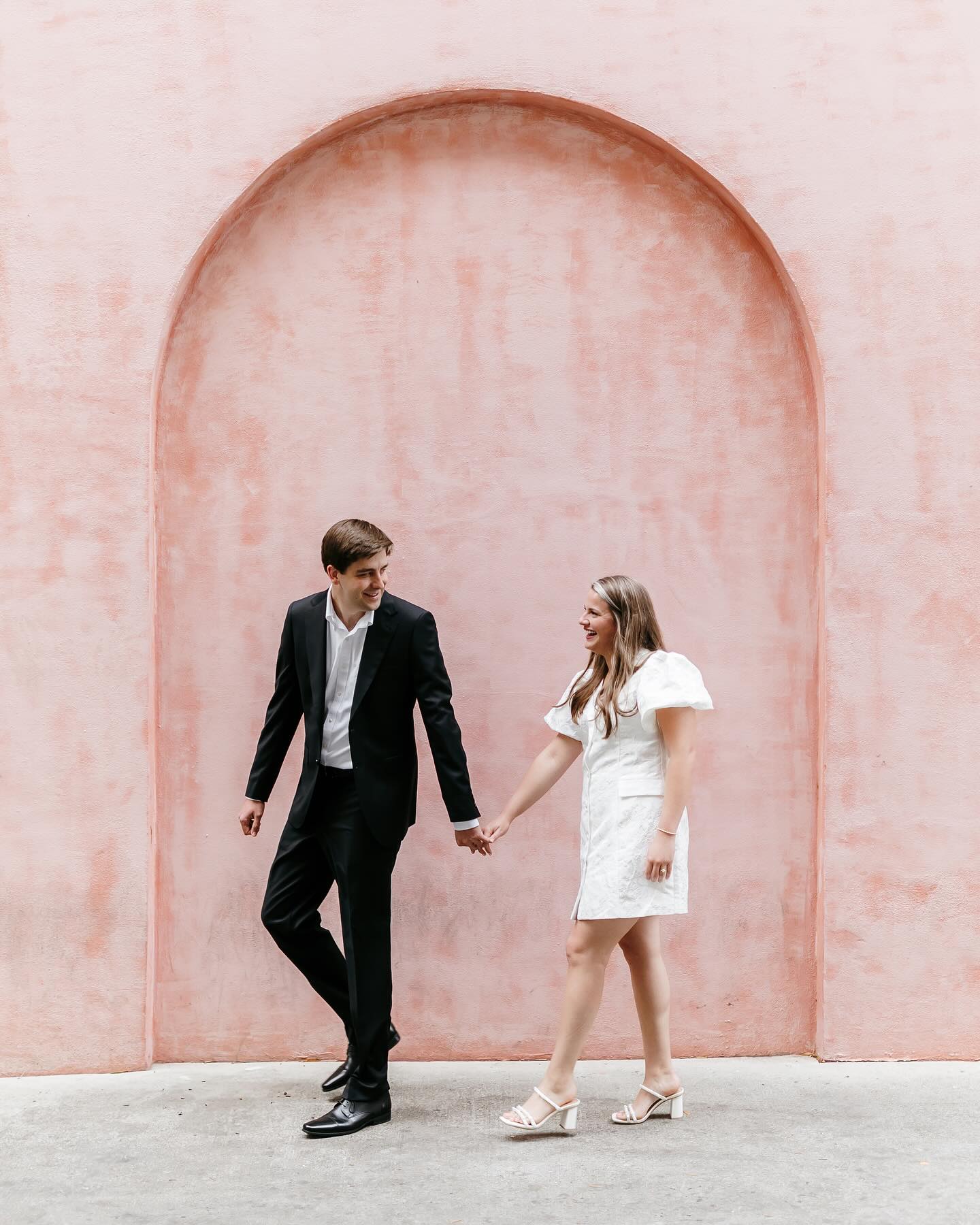 K a i t l y n + W a l k e r
A timeless kind of romance as we roamed Savannah at first light. What a beautiful morning getting to know these two! Soon-to-be Mr. & Mrs. Summers sure do know how to bring some pretty to the already stunning downtown backdrop. See you guys here again in December!!! #ashlyncatheyphotography