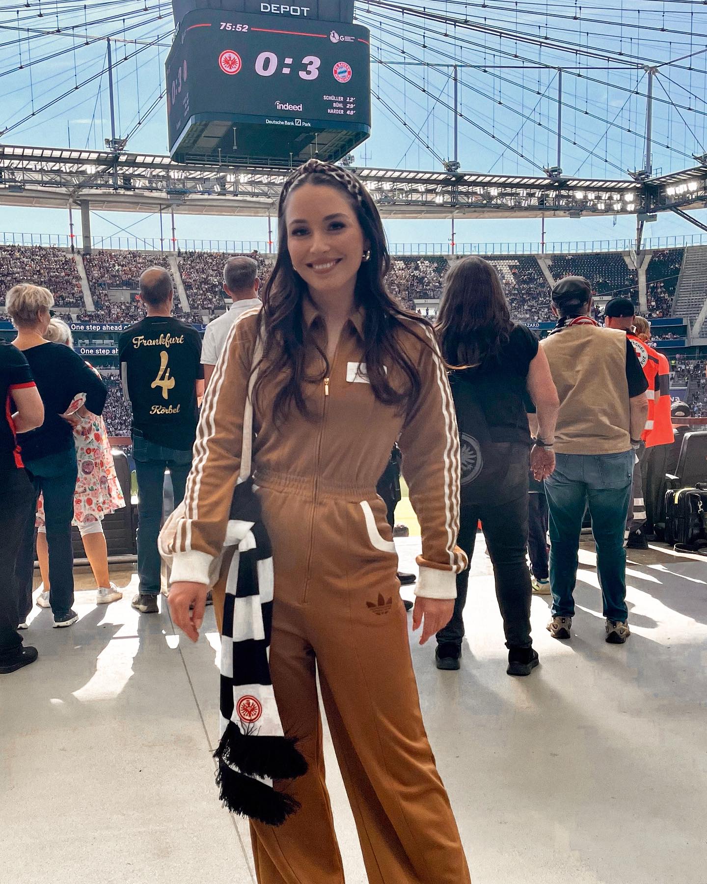 🔝⚽️ Topspiel in der Google Pixel Frauen-Bundesliga: #SGEFCB vor neuer Rekordkulisse der Eintracht-Frauen mit 30.500 Zuschauer:innen - bei herrlichem Wetter und grandioser Stimmung! 🤩
Danke @eintrachtfrankfurtfrauen für die Einladung!
#DieLiga #SGE #FCB #eintracht #eintrachtfrauen #topspiel #fußball #womensports #womeninsports