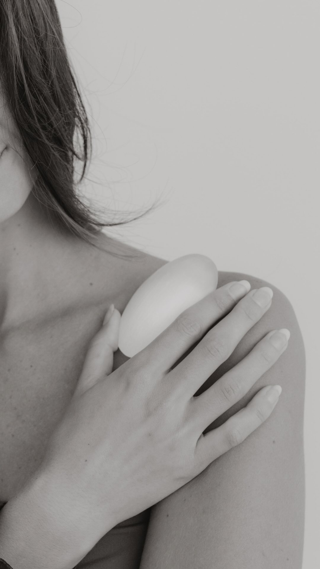 Deine offenen Zentren sind wie Schwämme.
Sie saugen alles auf.
Gedanken, Gefühle, Erwartungen, Energien – vor allem die der Menschen in deinem Umfeld.
Kein Wunder also, dass du hier manchmal nicht weißt, was eigentlich deins ist. 🫣
Dass du dich überfordert und überwältigt fühlst. 😮💨
Individuell ausgewählte Heilsteine unterstützen dich dabei, energetisch wieder bei dir anzukommen.
Sie wirken wie ein energetischer Filter – bringen Klarheit, Halt und helfen dir, dein System wieder zu regulieren. 💎
Anhand deines Human Design Charts sehe ich genau, welche Heilsteine dich in deiner individuellen Energie unterstützen.
Und das ist ein wesentlicher Bestandteil meines 1:1 Mentorings Afterglow. ✨
Neben tiefgehenden & transformativen Bewusstseins-Sessions, einem personalisierten Workbook und 24/7 Support, bekommt du eine persönliche Heilstein-Fibel – individuell für dich zusammengestellt auf Basis deines Designs.
Mit all deinen unterstützenden Steinen für deine Zentren, dein Profil, deine Kanäle, deine Tore, deine Autorität & vieles mehr – damit du nicht nur verstehst, wer du bist, sondern wir dich auch in genau diese Energie bringen. 💫
Kommentiere gerne AFTERGLOW für den direkten Zugang zur Warteliste, um Pre-Access zu erhalten. 💌
Ich freu mich auf dich! 🧡
xx Lisa
______________________________________
HUMAN DESIGN
HEILSTEINE
SELBSTAKZEPTANZ
SELBSTLIEBE
MENTORING
#humandesignmentoring #afterglow #humandesigndeutschland #mentoring #persönlichkeitsentwicklung #selbstvertrauen #selbstliebe #sichselbstfinden