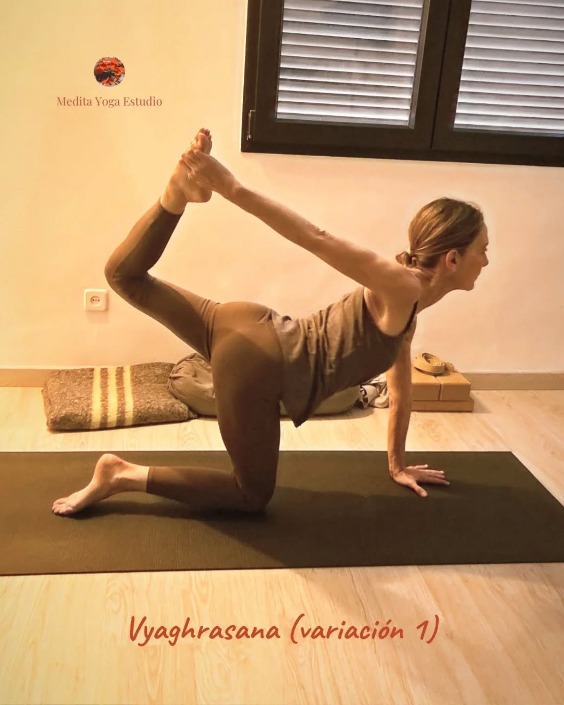 🐯 VYAGHRASANA – POSTURA DEL TIGRE (VARIACIÓN 1) 🐯
Una postura dinámica que cultiva equilibrio, coordinación y fuerza desde el centro del cuerpo.
🧘♀️ PASO A PASO:
1️⃣ Posición inicial
Colócate en cuadrupedia: manos bajo hombros, rodillas bajo caderas.
2️⃣ Inhala
Inhala y levanta la pierna izquierda flexionando la rodilla y con el apoyo de la mano derecha sujeta el tobillo derecho.
3️⃣ Exhala
Exhala completamente y estira la parte inferior del cuerpo hacia arriba desde los muslos y la parte superior del cuerpo hacia arriba desde la parte superior del abdomen.
4️⃣ Observa
Observa cómo el núcleo está en acción y contrae los abdominales profundamente.
🔄 Repite
Respira lentamente permaneciendo en la postura durante aproximadamente 4 respiraciones.
Cambia de lado con control y precisión.
✨ BENEFICIOS DE ESTA ASANA:
💪 Fortalece brazos, glúteos y muslos
🌀 Mejora la movilidad de columna y caderas
🧠 Estimula la coordinación neuromuscular
🍃 Favorece la digestión y reduce el estrés
🚫 EVITA ESTA POSTURA EN CASO DE:
❌ Lesiones en muñecas, hombros o rodillas
🤰 Embarazo avanzado
🏵️ Ven a Medita Yoga Estudio, te esperamos. meditayogaestudio.es
#Vyaghrasana #PosturaDelTigre #HathaYogaValencia #YogaValencia #Yoga #MeditaYogaEstudio