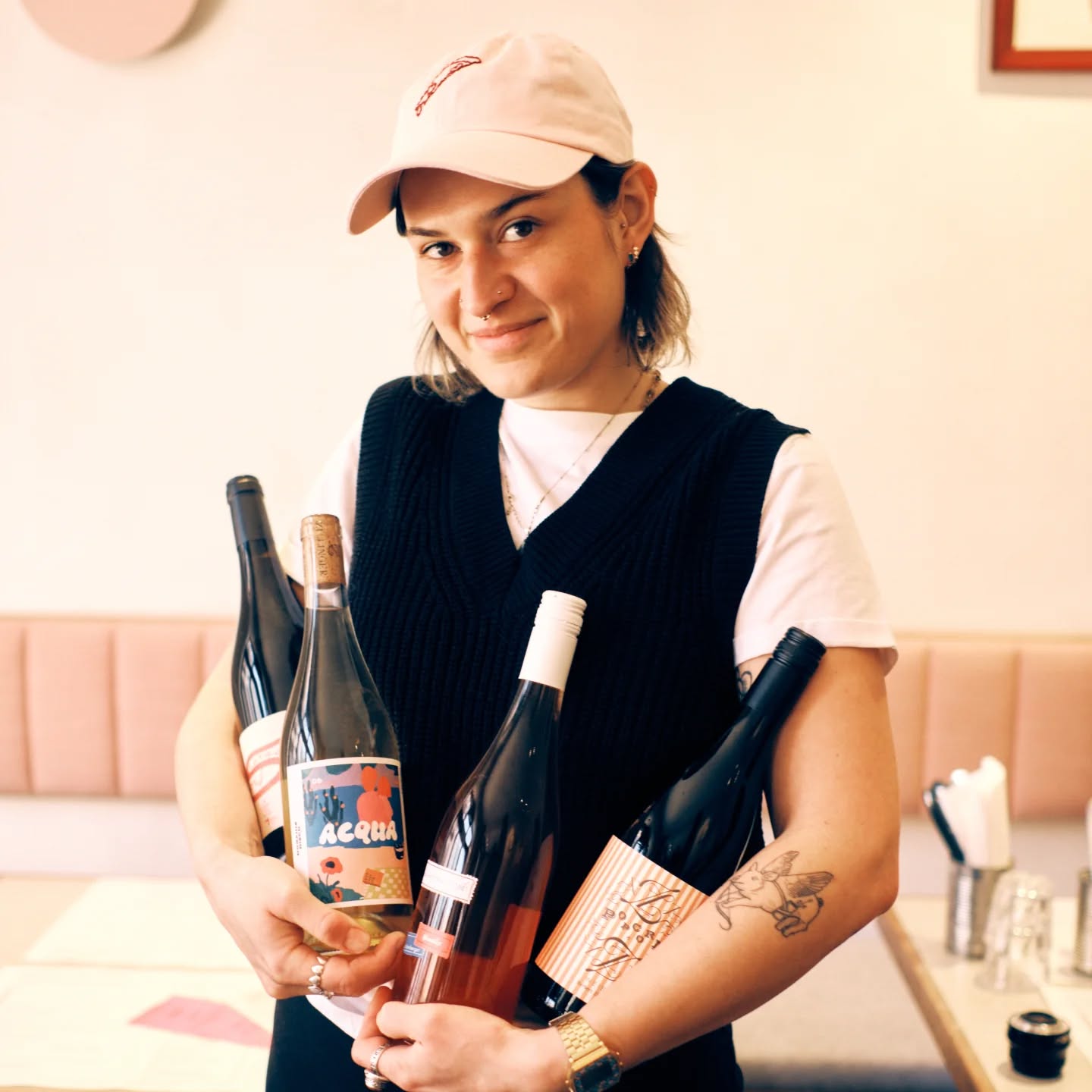 📢 Wine colab with @drops.contemporary.wines
Drops specialize in funky natural wines. The natural fermentation mimics our own sourdough culture, and works perfectly with our pizzas 💕.
One of the wines is the @domaine.disco limited edition. A fruity and flowery white-wine, perfect for these early spring nights.🍷🍇