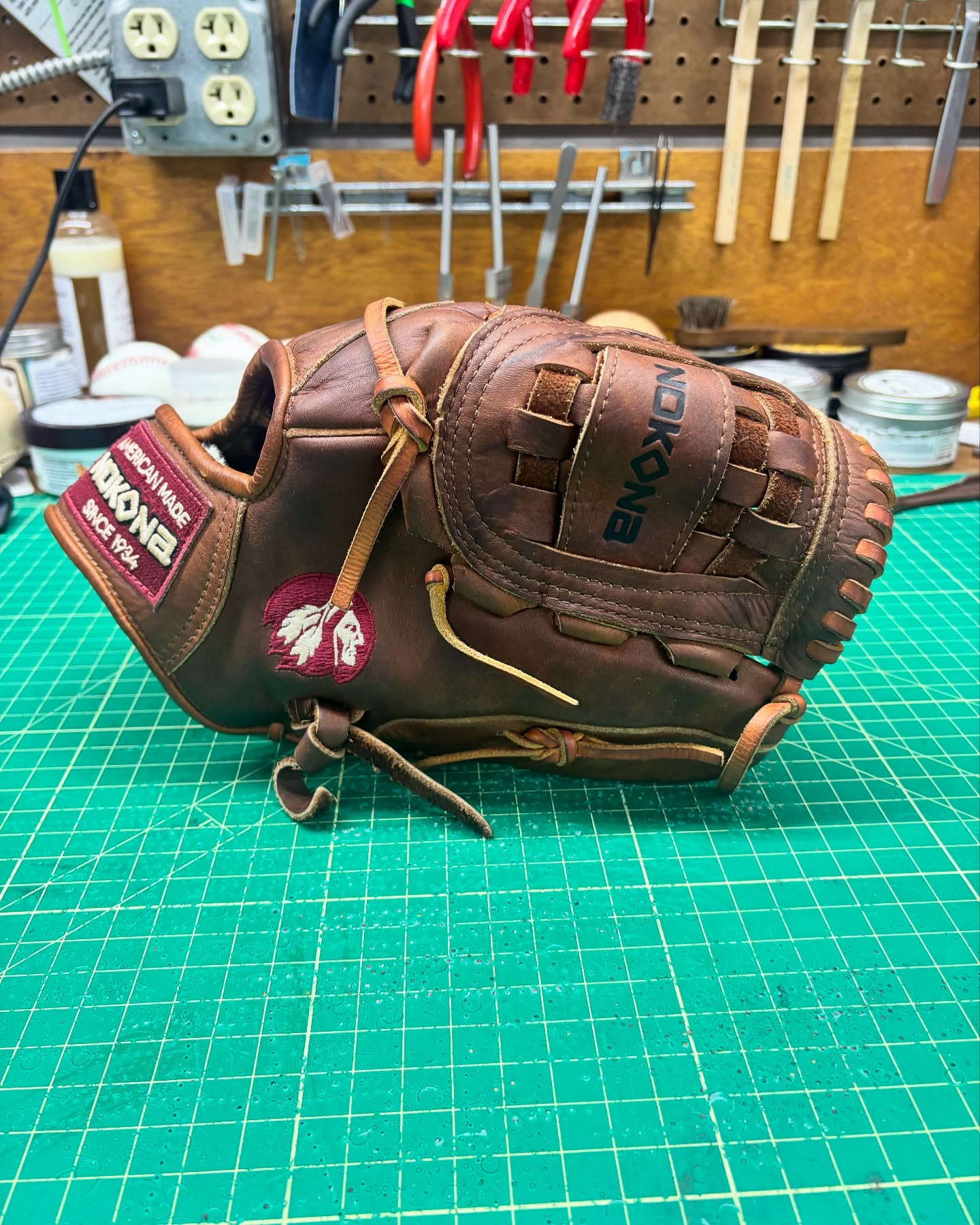 Nokona makes some absolutely beautiful gloves. The leather on this classic is great. The Bloodline laces is a great choice for this glove. Not to bright and not to dark, matches the patch great. Makes me wish I had never sold mine. Might be time to get another one. Edge this time…….?
#nokona #relacedontreplace #relacednotreplaced #ballplayersbalm #buyfastpitchgloves #staygrassy #makingyourglovegreatagain