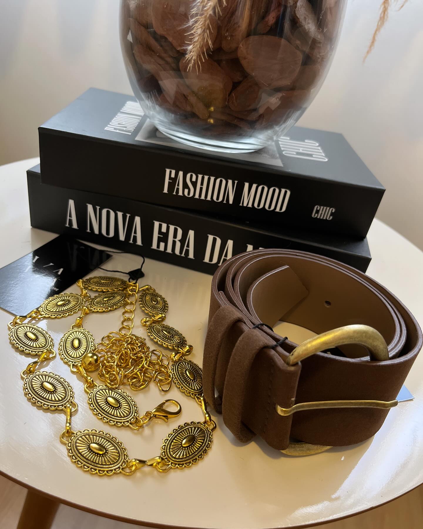 O detalhe que faz a diferença: o cinto boho chegou para elevar qualquer look!
Perfeito para marcar a cintura em vestidos, blazers oversized ou aquele combo básico jeans + camiseta.
Fashion, versátil e com aquele acabamento que transforma o simples em sofisticado.
Garanta o seu e traga uma vibe moderna e marcante pro seu styling!
Cintos a partir de 39,9$. #moda #tendencia #look #boho