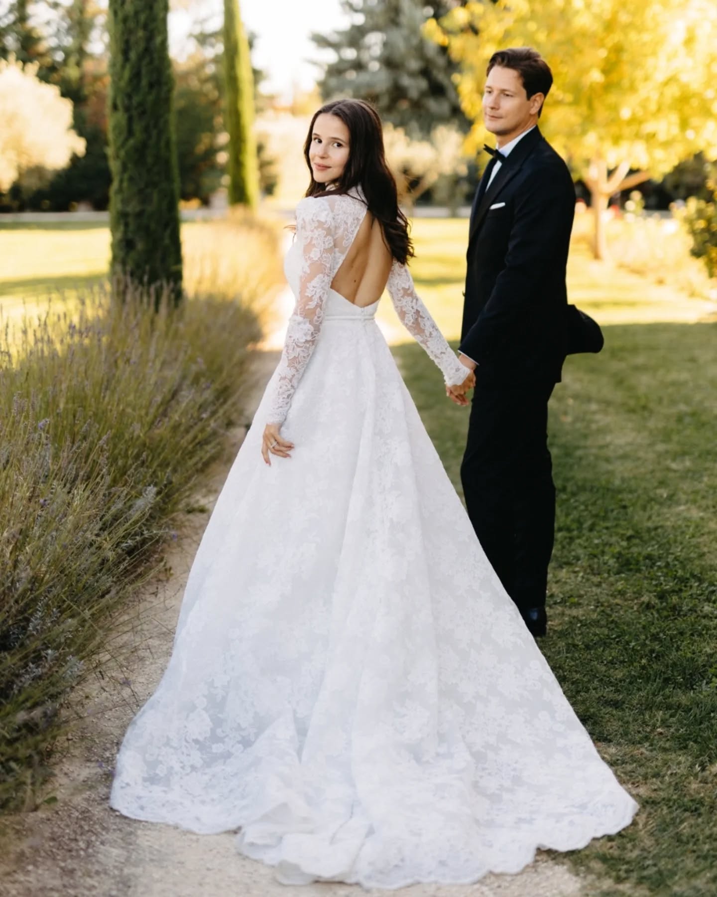 Marina et Gregory, septembre 2024 🦋
Il y a des chemins qui se croisent, des évidences flagrantes, des amours qui se retrouvent, s'unissent et rayonnent, Marina et Grégory en sont les exemples parfaits 🙏
Les accompagner pour leur grand jour a été un honneur, une joie de partager ces moments intimistes avec eux, d'être sincèrement émue durant leur cérémonie et l'échange de leurs voeux... J'étais d'autant plus heureuse de pouvoir être présente puisque la veille les médecins m'avaient fortement sommée de lever le pied pour mener à terme ma grossesse. C'était donc le dernier mariage de ma saison, et quel mariage ✨️
Accueillis au Domaine @le_petit_roulet, sublime comme à son habitude, tout était subtilement mis en valeur par une décoration sobre et élégante, Marina était incroyablement belle dans sa robe @pronovias, le soleil et le vent étaient au rendez-vous, tout etait parfait pour un mariage de fin d'été.
Nous avons mangé à la table des invités, nous avons dansé, nous avons échangé des confidences au coeur de la fête juste avant de partir, et c'est bien dans ces moments là que je trouve sens à ce métier ; pour le côté humain, les vrais échanges, les émotions sans filtres, faire tomber les barrières prestataires/mariés, pour juste partager, aimer, et garder des souvenirs forts de ces instants vécus ensemble ⚘️
Hâte de les suivre dans les beaux moments qui les attendent encore 🥹
Marina et Greg, merci encore pour tout ❤️
C'était aussi un vrai plaisir de rencontrer et travailler en duo avec @hampop.jb, videaste de talent !
Domaine : @le_petit_roulet
MakeUp : @kimcoirre.mua
Coiffure : @latelierm_v
Robe : @pronovias.marseille
Videaste : @hampop.jb - @ajb.weddings
Traiteur : @lavallerguetraiteur
Fleuriste : @les_herbes_sauvages
Papeterie : @maisonjune.fr
Violoniste : @raffaella.violin
Dj : @33tours.dj
#photographeprovence #mariageaixenprovence #mariageprovence #photographemariage #weddingphotographer #aixenprovencephotographer #weddingprovence #pronoviasbride #bridedress #authenticlovestories #belovedstories #truewedding #weddinginspiration #naturallightphotography #weddingdressinspiration #couplesession #brideandgroomphotos