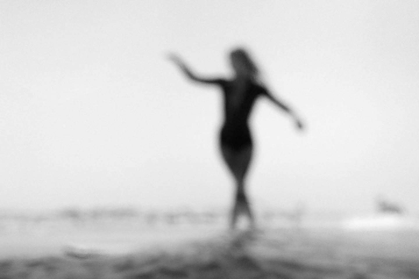 Silhouette. #ocean #surfer #crossstep #underwater #aquashot #surfergirl #surfgirl #longboarding #underwaterphotography #surf #longboard #wave #ocean #blackandwhitephoto #photographelandes #sunset #mimizantourisme #surfphotography #biscarosse #contis #mimizan #mimizanplage #surfphotographer #photographemimizan #landes #leslandes #nikon #manonduport #aquatech