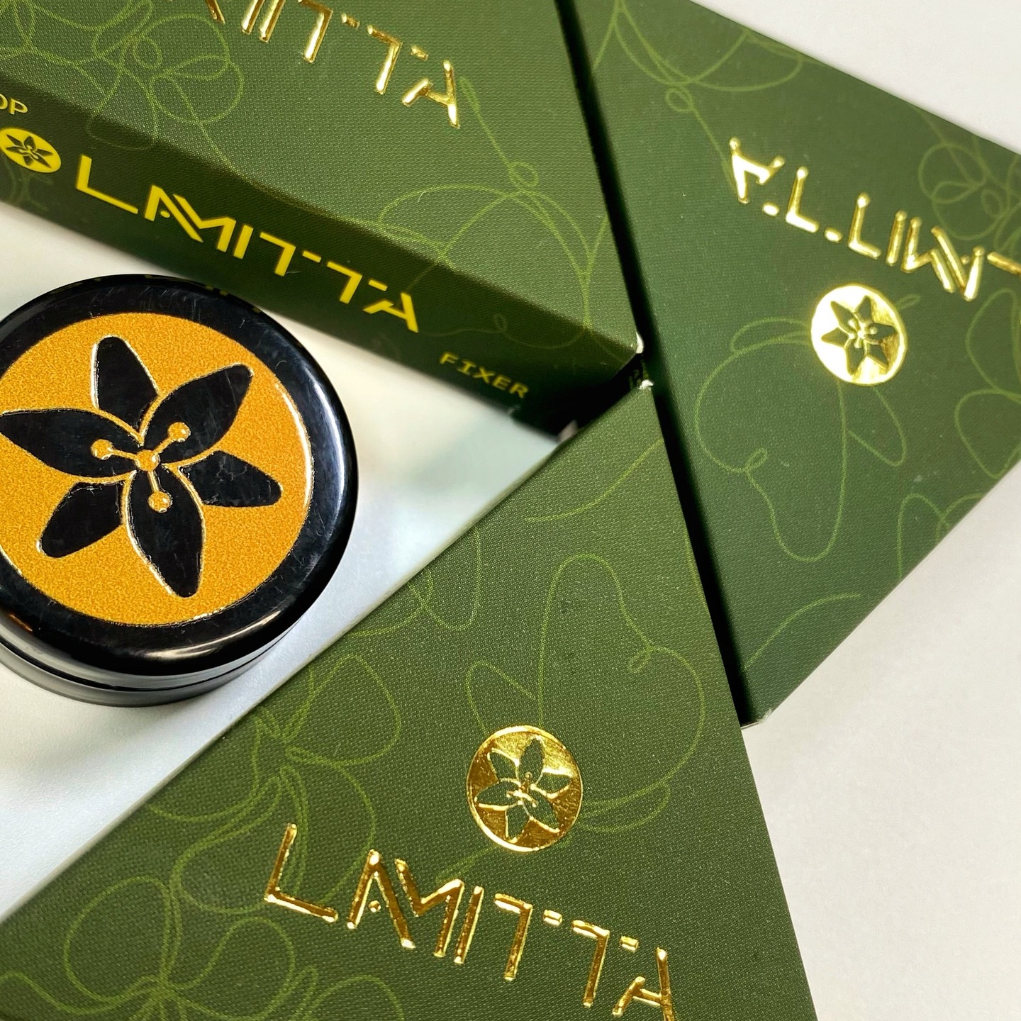 Glue Balm for Vippeløft – Lamitta & Glue Balm for Vippeløft – Lamitta & Eye Do
Den nye Glue Balm Fixer kombinerer Lamittas innovasjon med Eye Do’s populære limbalm-formel. Nå i en 5g krukke med beskyttende forsegling for økt holdbarhet og friskhet.
#lamitta #gluebalm #lashartistry #lashliftresults #lashliftrevolution #lashliftgame #lashlifting #eyelashlift