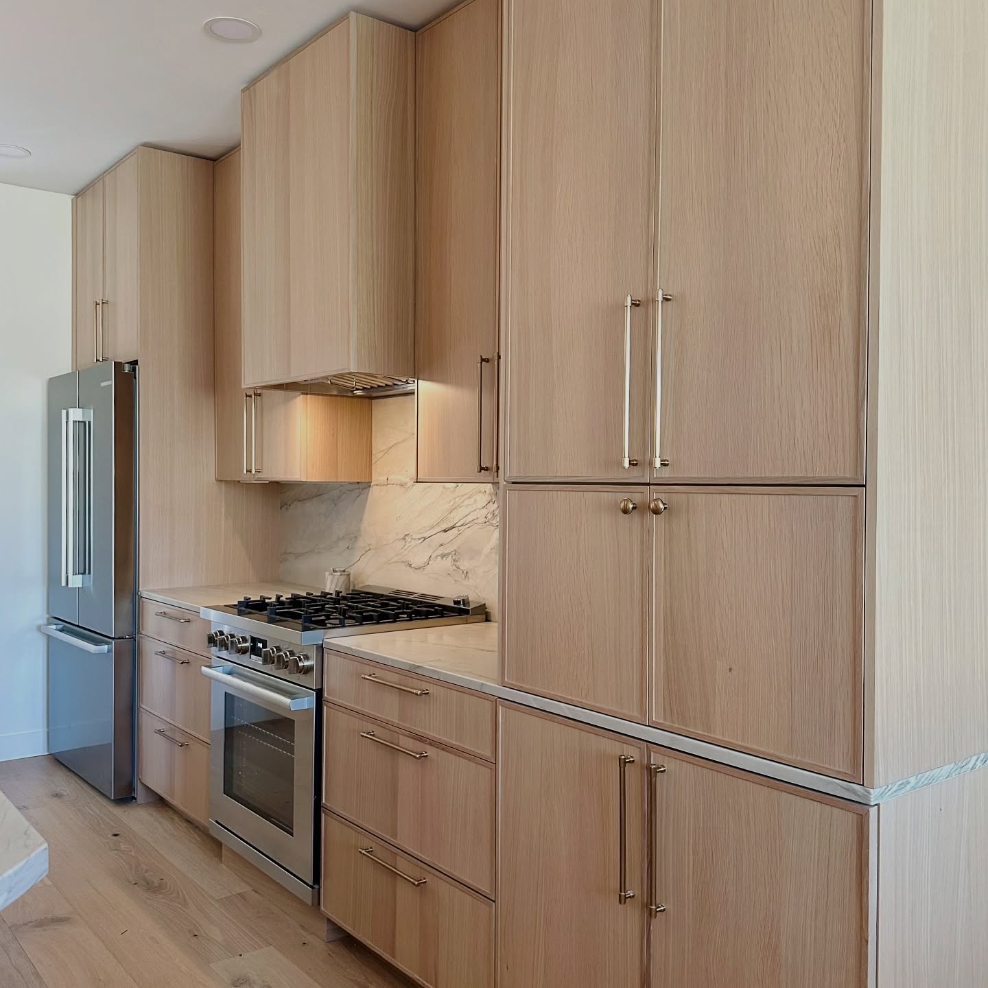 This kitchen really shows the natural beauty of Rift White Oak. The unique grain and warm tones flow smoothly, bringing a cozy feel to the space. The 3/4 polished countertop, with its mix of warm and cool hues, complements the satin brass hardware. The wood adds a touch of nature, making the space feel timeless and inviting! 🤩
Ready to design your dream kitchen? Let’s talk! 📲
#kitchendesign #KitchenIdeas #BellmontCabinets #SanDiego #kitchensandiego