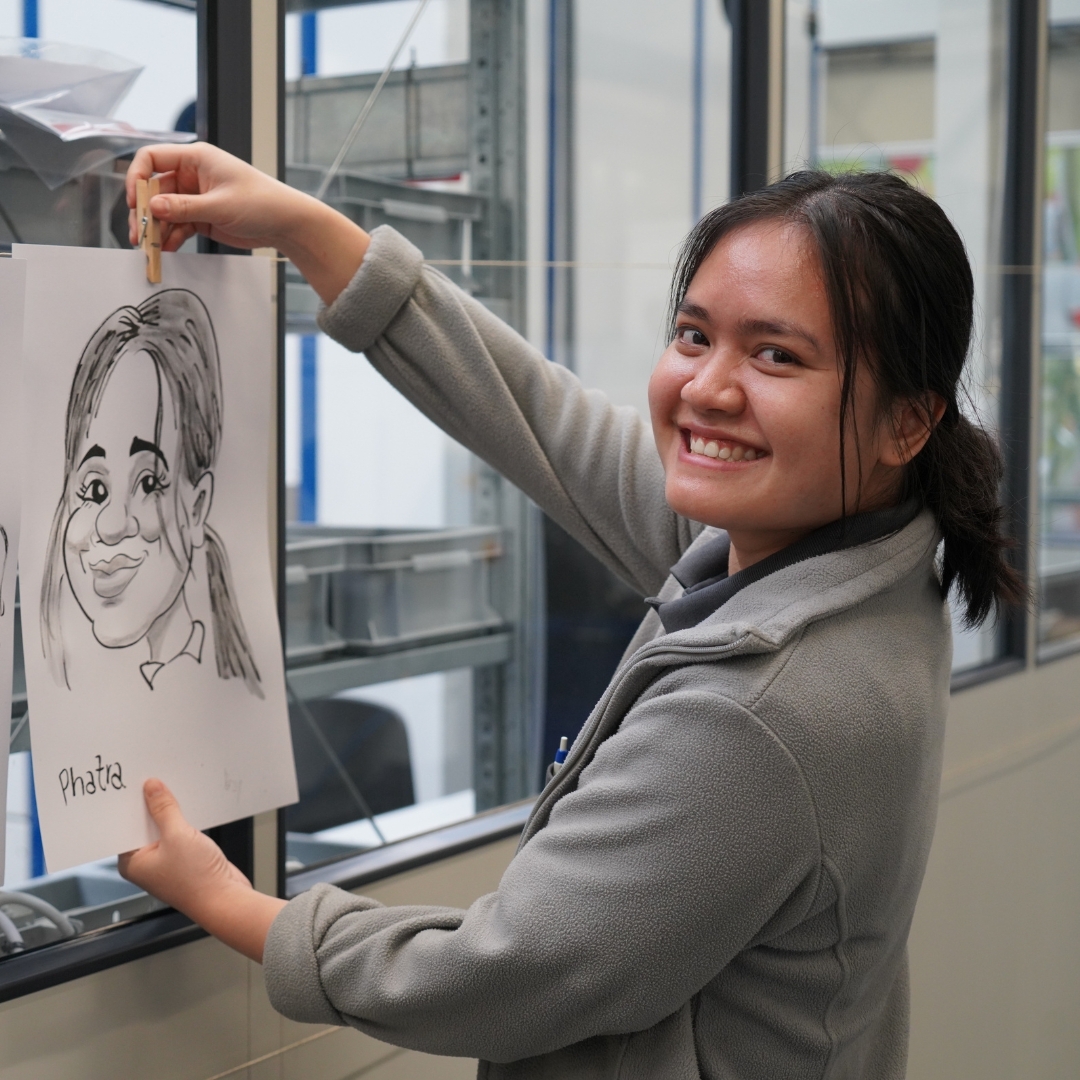 ONE MONTH ONE PORTRAIT 🎨
Entdecken Sie diesen Monat das Porträt von Phatra. Sie arbeitet seit Ende 2021 in unserem Speditionsteam.
Discover this month's portrait of Phatra. She has been part of our logistics team since late 2021.
#wsiegristag #team #caricature