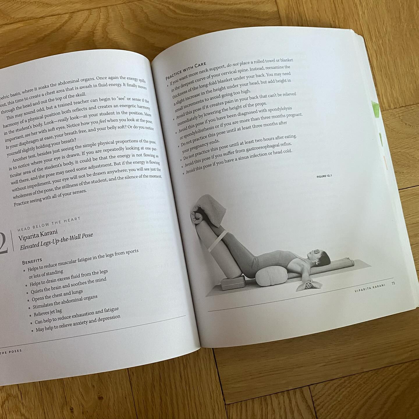 Wusstest du, dass Viparita Karani früher ein Mudra war – keine Asana? 💡🧘♀️
Viparita Karani entstammt asketischen Traditionen, die mit der Energievorstellung verbunden waren, dass es im Kopf einen feinstofflichen Samen (Bindu) gibt. 🧠✨
Dieser tropft mit der Zeit nach unten, wird durch Verdauung verbrannt oder durch Ejakulation verloren – was dazu führt, dass der Mensch altert und an Lebenskraft verliert (so die frühere Idee)⚕️⏳
Viparita Karani galt deshalb ursprünglich als Mudra, welches die Intention hatte, Bindu im Kopf zu bewahren und den Energiefluss im Körper umzukehren.⚡️🔄
Erst im Laufe der Zeit (ab 17. Jhd) entwickelte sich Viparita Karani zu einer Asana und Umkehrhaltung, wie wir sie heute kennen. 🧘♂️⬆️ (gelernt von @yoganerds_de 🤓
💡Man sieht daran sehr schön: Motivation und Intention der Asana-Praxis haben sich über die Jahrhunderte stetig gewandelt und verändert. 🔍📖
Viparita Karani ist eine meiner Lieblingshaltungen aus dem Restorative Yoga, da es mich total gut runter kommen lässt. Ich praktiziere es am liebsten in der Variante von Judith Hanson Lasater! 🛏️🧘♀️
📅📅📅
Wenn du mehr über Restorative Yoga lernen möchtest, melde dich für meinen Newsletter an: ab Montag startet die Early Bird Anmeldung! ✉️
#restorativeyoga#restorativeyogateacher#restorativeyogateachertraining