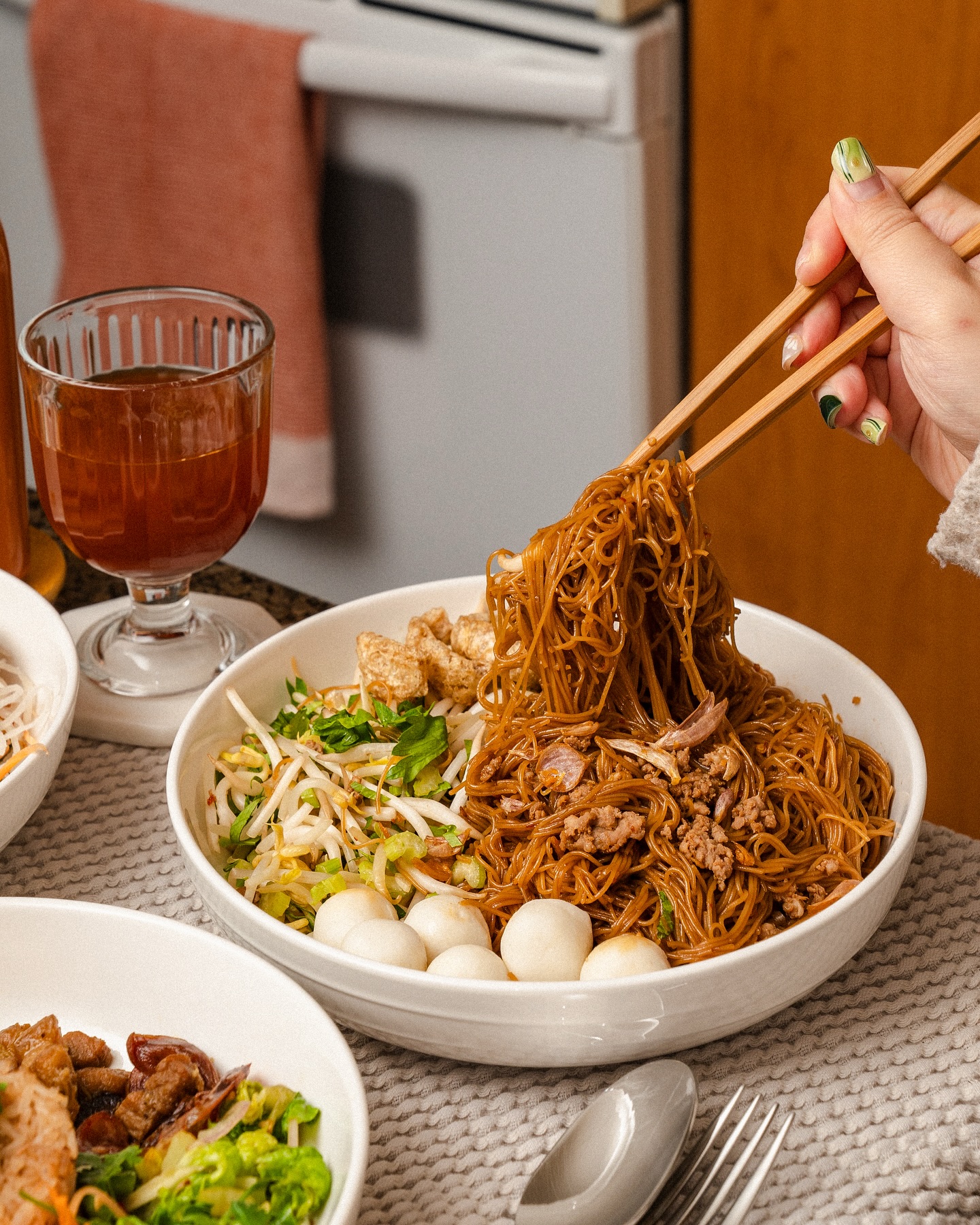 A splash of soy, a whisper of garlic. —Each bite is wrapped in silky noodles and soaked in savory, umami goodness. It’s comfort and excitement in one bowl. Born from a late-night craving!
🧡 Open daily 9am - 8pm. Delivery around Vancouver. DM to order! 🧡