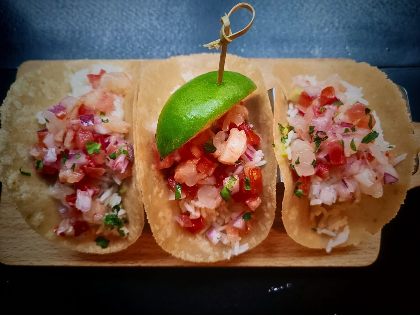 Un tris che seduce:
Gamberi al coltello, cottura breve, Pico de Gallo fresco di pomodori coriandolo lime e cipollotto.
E, come gli spagnoli, passiamo da Sicilia a Messico…
ma stavolta l’unica conquista è quella dei sensi.
Con Vulka Etna Bianco al fianco: minerale e irresistibile.
@thewinesider
#inhaletacosexhalenegativity
#glutenfreegourmet