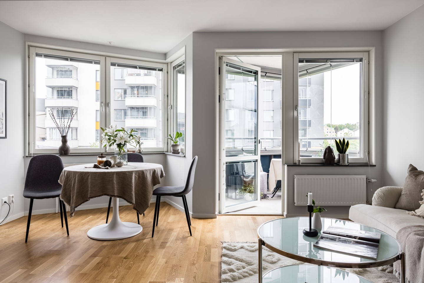 UTHYRNING
Modern lÀgenhet i #Solna uthyres!
Letar du efter ett nytt hem nÀra city? Den hÀr ljusa och stilrena lÀgenheten ligger ett stenkast frÄn #MallofScandinavia, med utmÀrkta kommunikationer till bÄde innerstan och resten av Stockholm. Perfekt för dig som vill bo modernt, bekvÀmt och med allt du behöver runt hörnet.