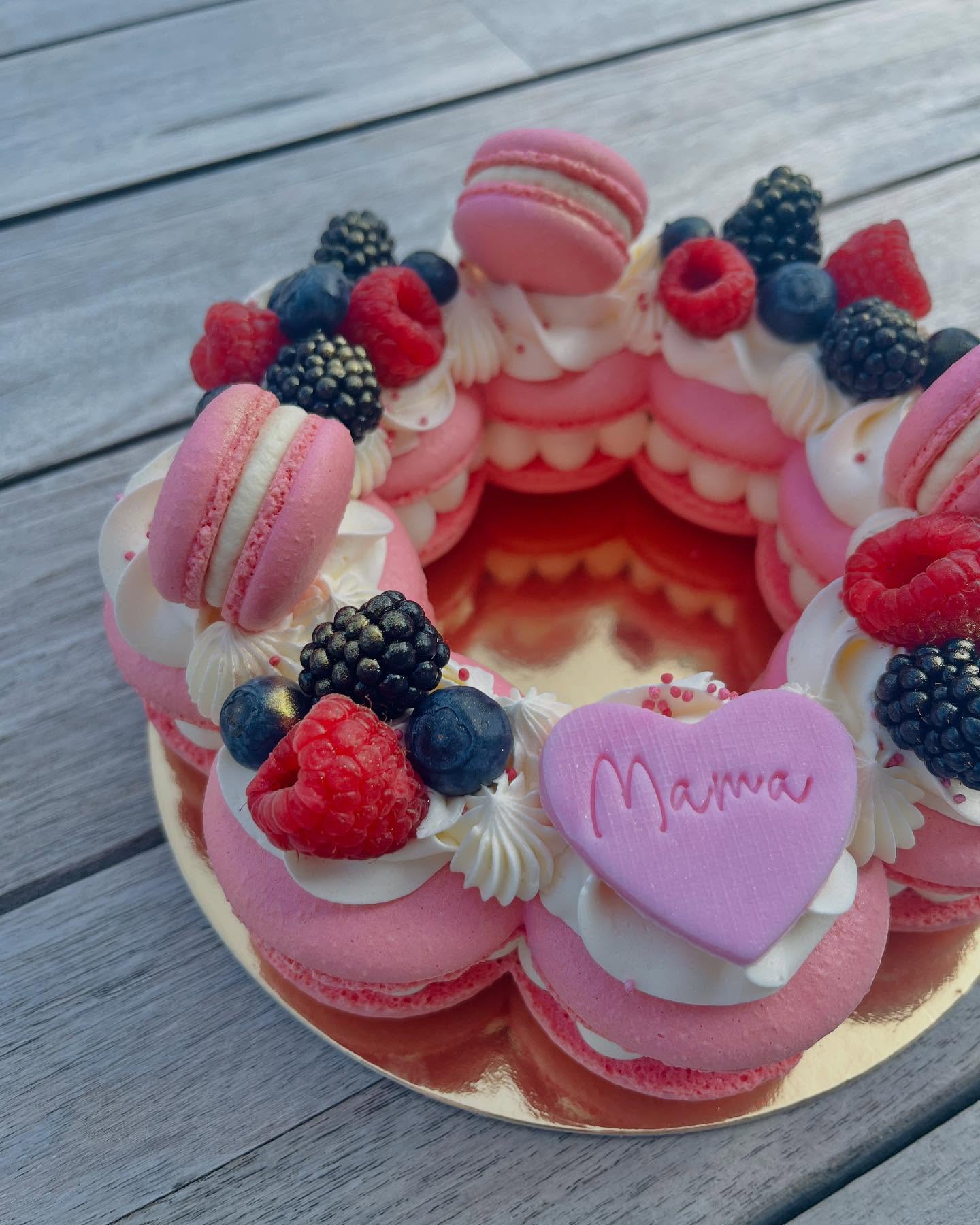 🌸 Moedertjesdag 🌸
Op zoek naar een lekker cadeautje voor moedertjesdag? Zoek dan niet verder! 😉
🌸 Taartje voor 6 personen met framboos, witte chocolade en vers fruit - 30 euro
🌸 Assortiment van 12 macarons - 25 euro
Alles mooi verpakt uiteraard! Stuur me een berichtje om te bestellen 🩷
Ophalen kan op zaterdag 10 mei tussen 17 en 19 uur.
#moederdagmacarons #zozoetmacarons #zozoet #macaronsoostende #lekkercadeautje