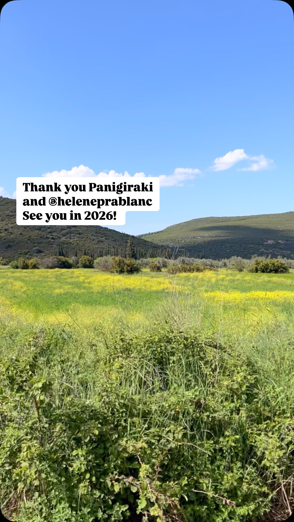 On a quitté Arachova et Mont Parnassos pendant que les festivités locales continuent. Le 2e jour, trois générations font une course de 150m en chaussures traditionnels ( tsarouhia) - pas du tour facile! Je suis partie émue et fière d’avoir vu ses traditions si vivantes. Et triste de quitter nos amis, @heleneprablanc qui avec son mari ont créé @trekkingparnassos et font un merveilleux travail. Leur connaissance et passion pour la nature et la région sont uniques. On a promis de se revoir très vite et j’espère que en 2026 je serais aussi en costume traditionnel ! La route vers Volos était belle, ensoleillée et printanière 🌺.#trekkingparnassos #panigiraki #agiougeorgiou #spingingreece #roadtripgreece
