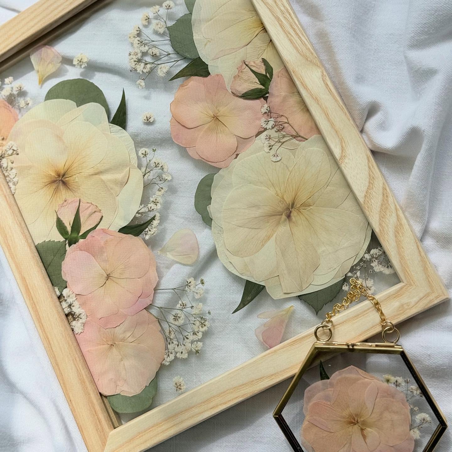 The 8x10 inch Wood Framed Wall Hanging and The Mini - a perfect pairing! 🌸☀️🌷
Booking dates thru April 2026! Inquire today at the 🔗 in my bio or at www.pinepressedflowers.com