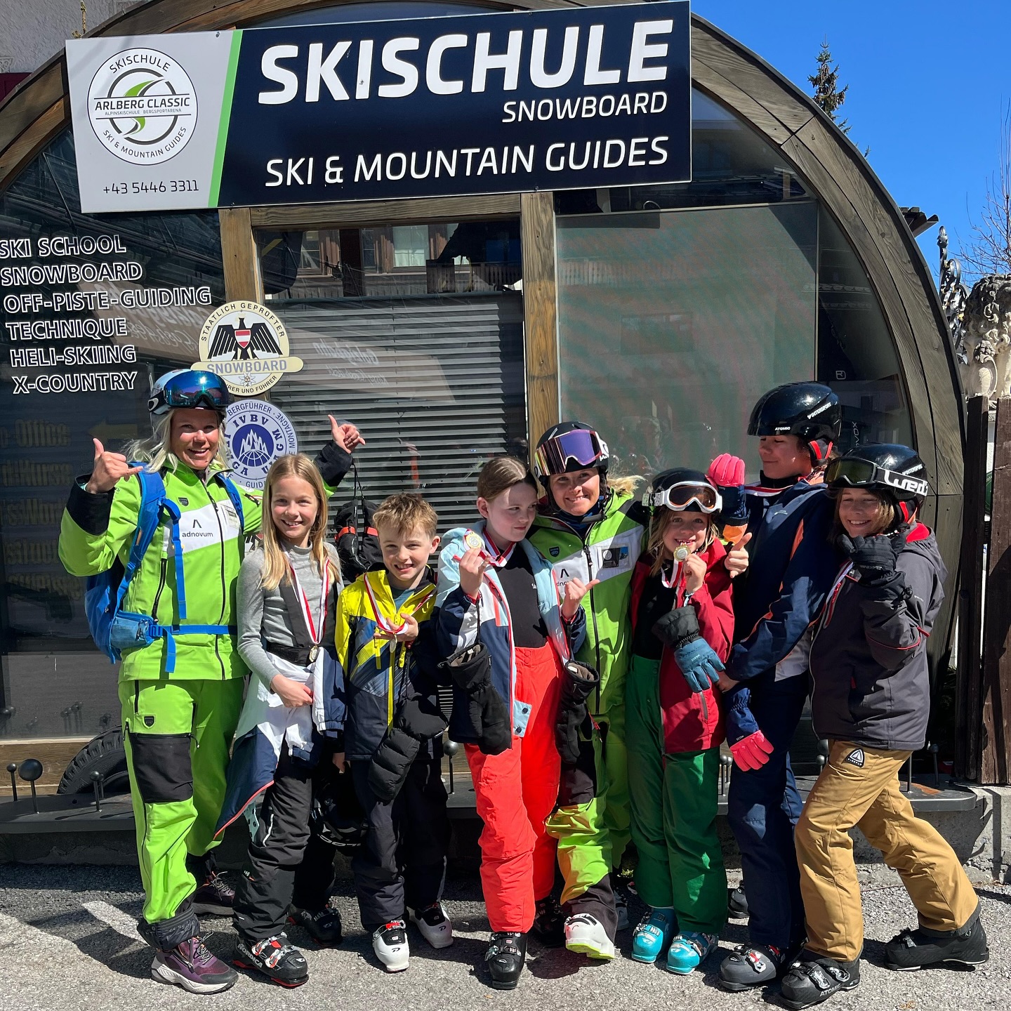 Snow, sun & big smiles - end of season vibes ☀️ @stantonamarlberg #arlbergclassic #skischool #privateskilessons #skiguides #stantonamarlberg #lechzürs