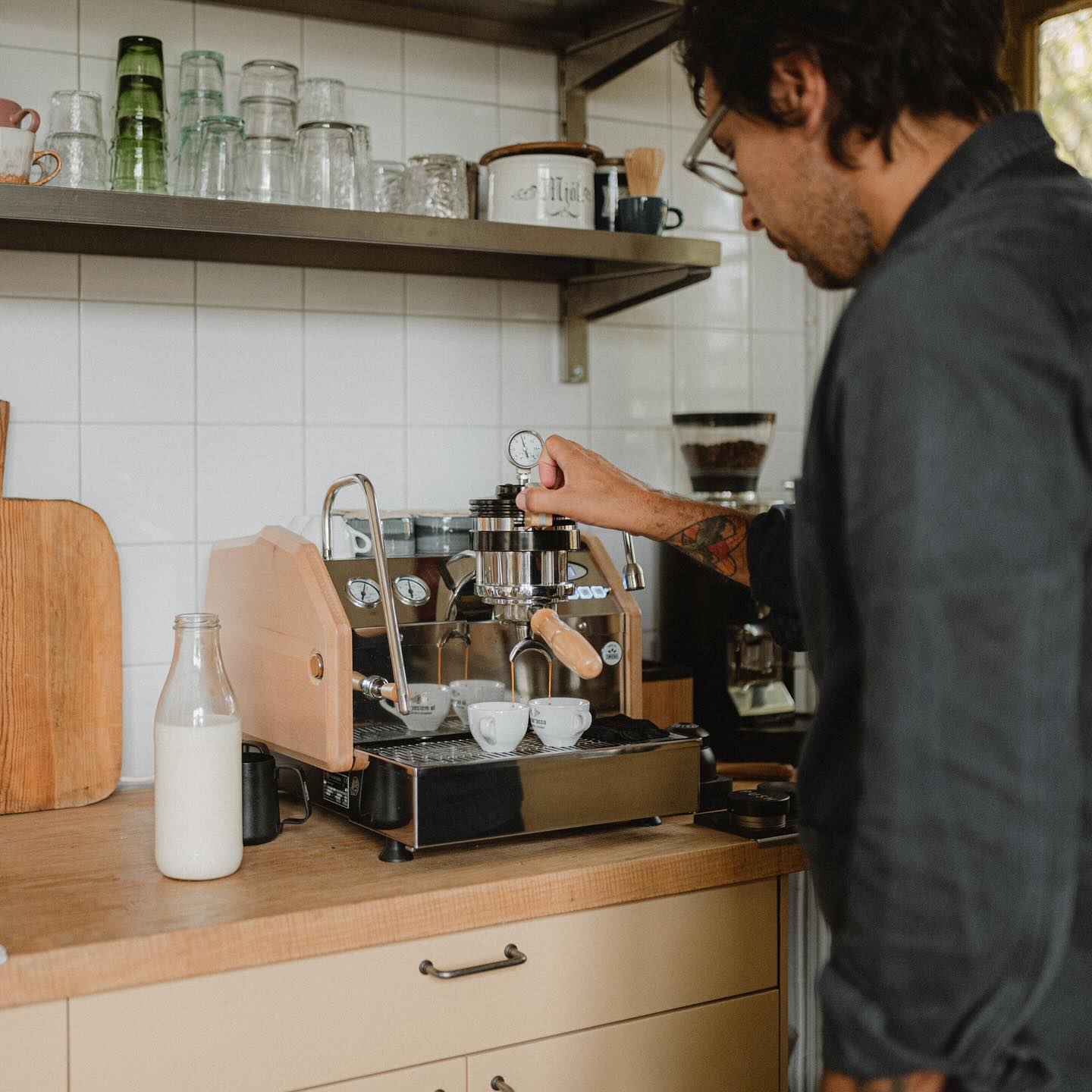 Idag är en perfekt dag för att rengöra sin espressomaskin! Därför har vi satt ihop en video till er som går igenom steg för steg. Rengör, och brygg sen en kopp och slå er ner i vårsolen!
Glad söndag ☕️
Länk i bio till vår YouTube-kanal
.
.
.
.
.
.
.
.
.
.
.
.
.
.
.
#lineamicra #lamarzoccohome #coffee #homebarista #rrebelworks #specialtycoffee #specialkaffe #handmadeinflorence #rrebel #lamarzocco #hökarängen #youtube #rengöring #espressocleaning