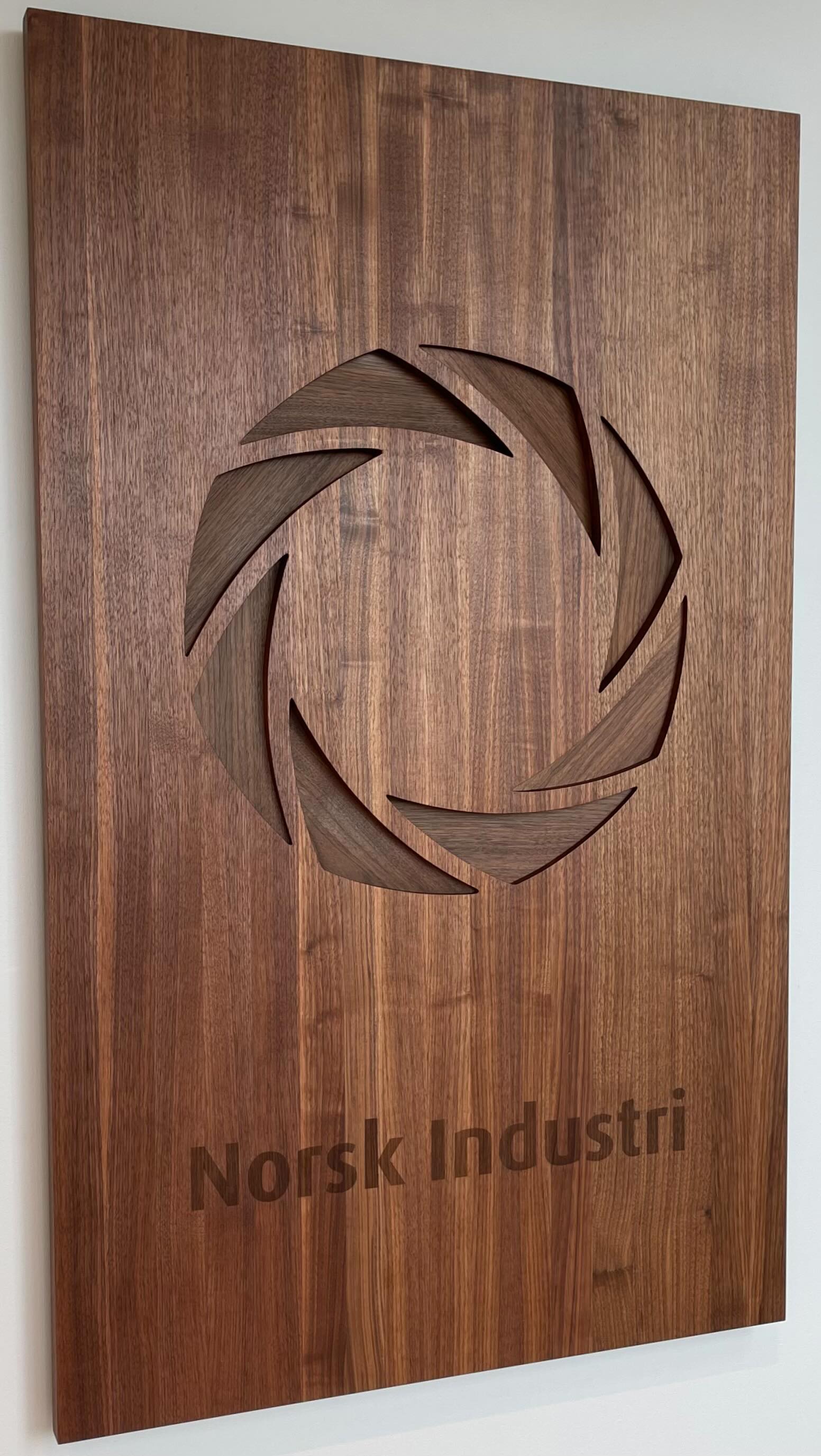 Ved inngangspartiet til @norsk_industri møter du dette skiltet vi har produsert i europeisk valnøtt. Sammen med blant annet en kunstinstallasjon fra @hadelandglassverk viser de frem noen av fagene @norsk_industri representerer 💪⚒️