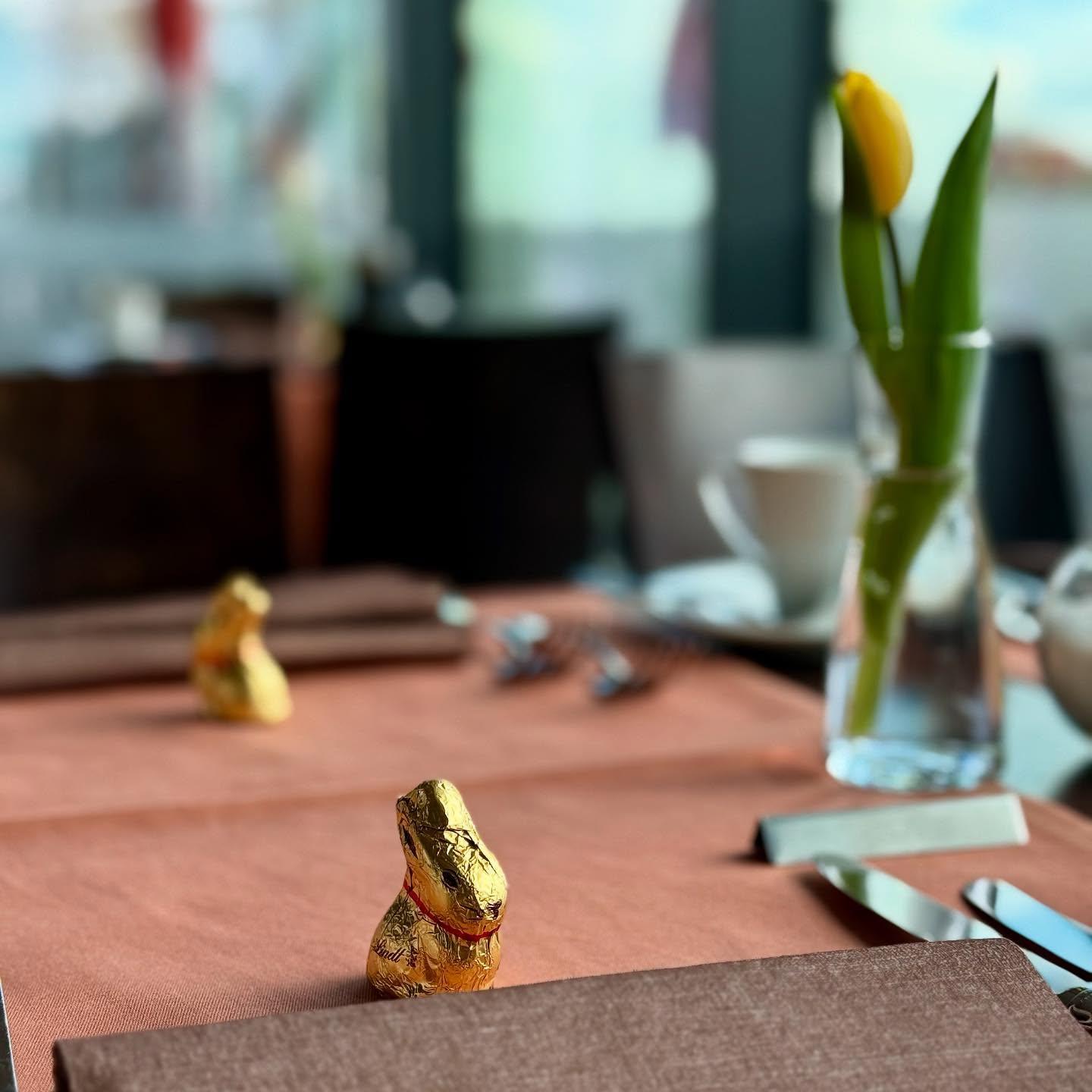 Das Team PIER 6 wünscht schöne Ostern!
Wir sind bereit für unseren Osterbrunch zum Ostermontag.
Morgen servieren wir unseren Gästen ein Frühstücksbuffet im PIER 6 Stil, mit diversen Köstlichkeiten unter anderem vom Landgut Wolff von der Lieth, bevor es mit dem Flying Menü und allerhand Spezialitäten aus der Küche weitergeht.